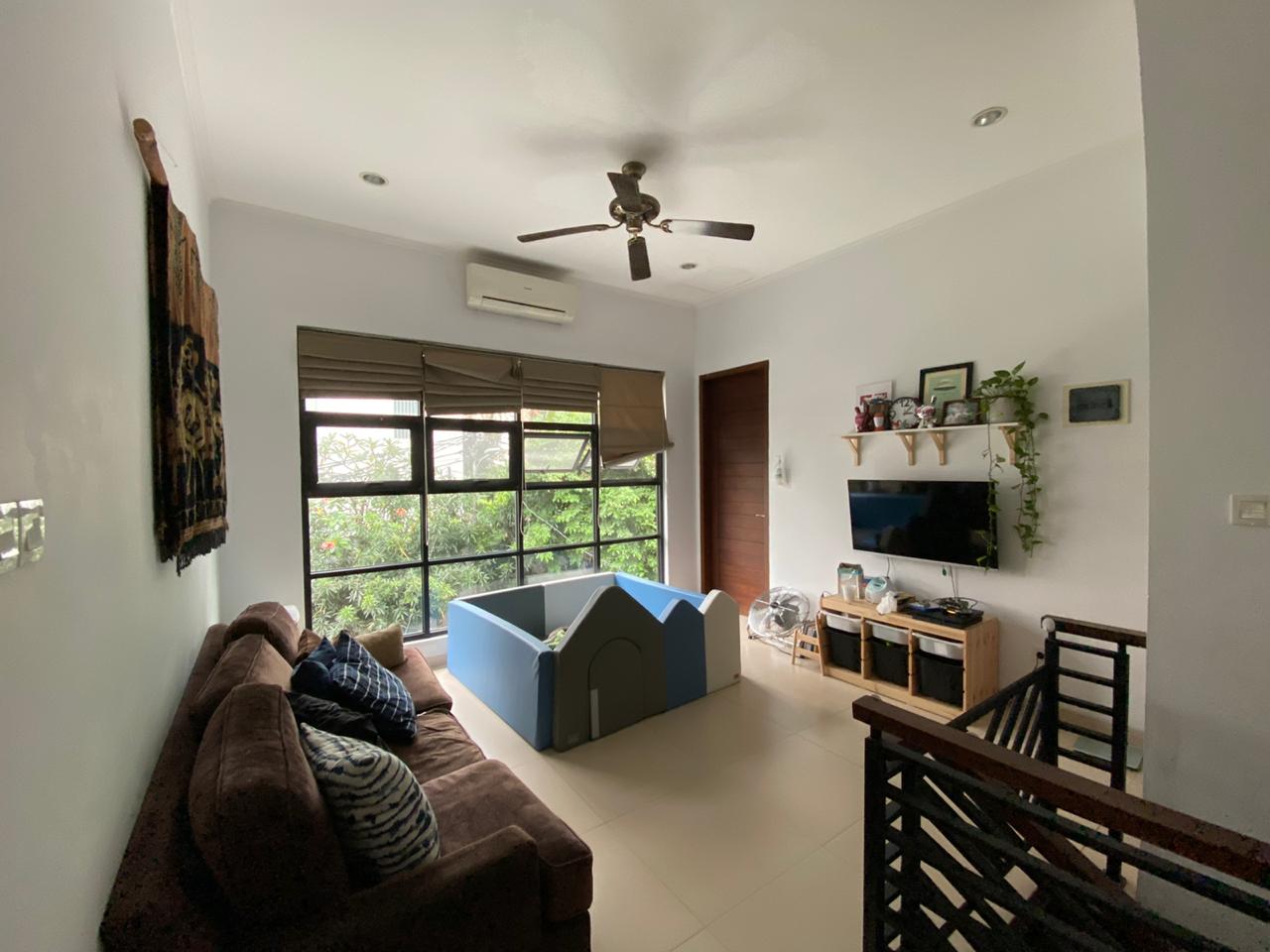 Rumah 2 Lantai Ada Rooftop, Water Heater, Dalam Townhouse, Semi Furnished