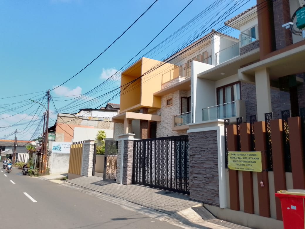 Rumah Dijual di Pesanggrahan, Brand New, 3 Lantai, Jalan Lebar, Dekat Halte Busway