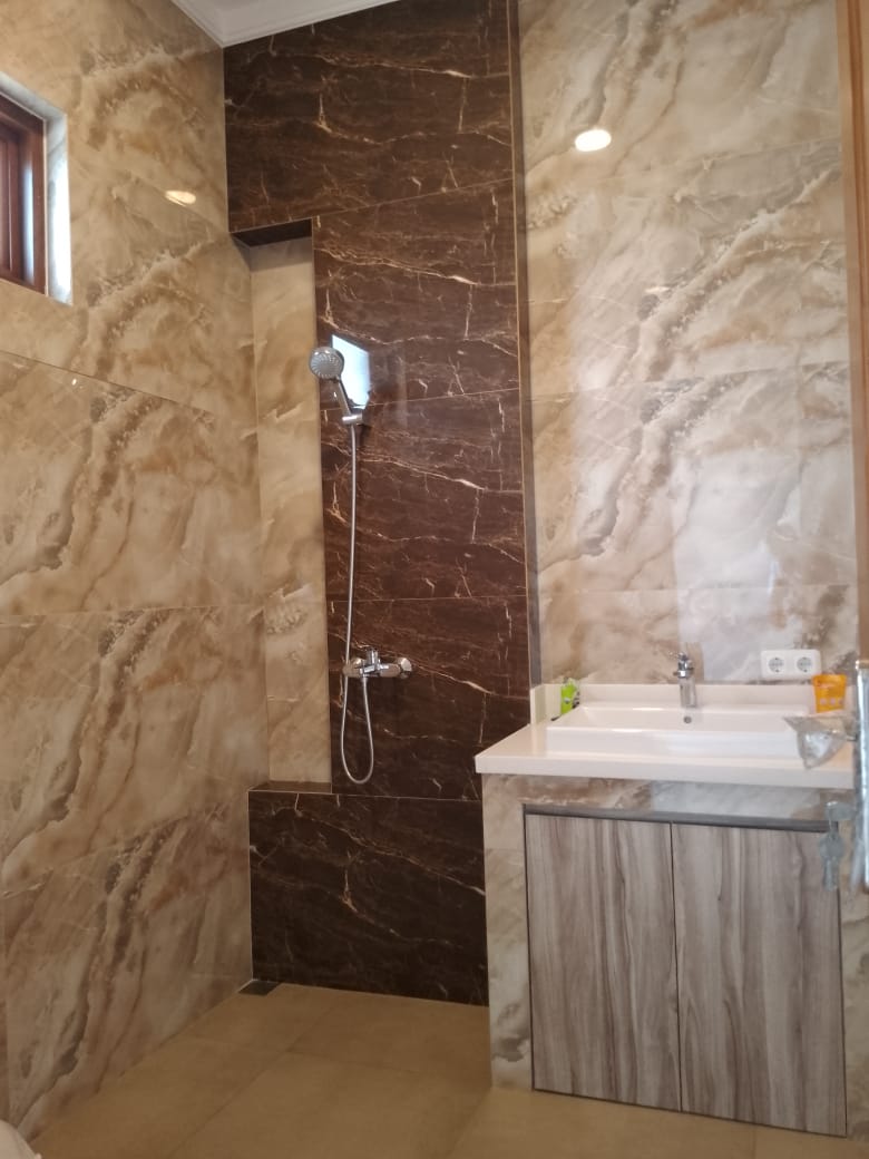 Rumah Dijual di Pesanggrahan, Brand New, 3 Lantai, Jalan Lebar, Dekat Halte Busway