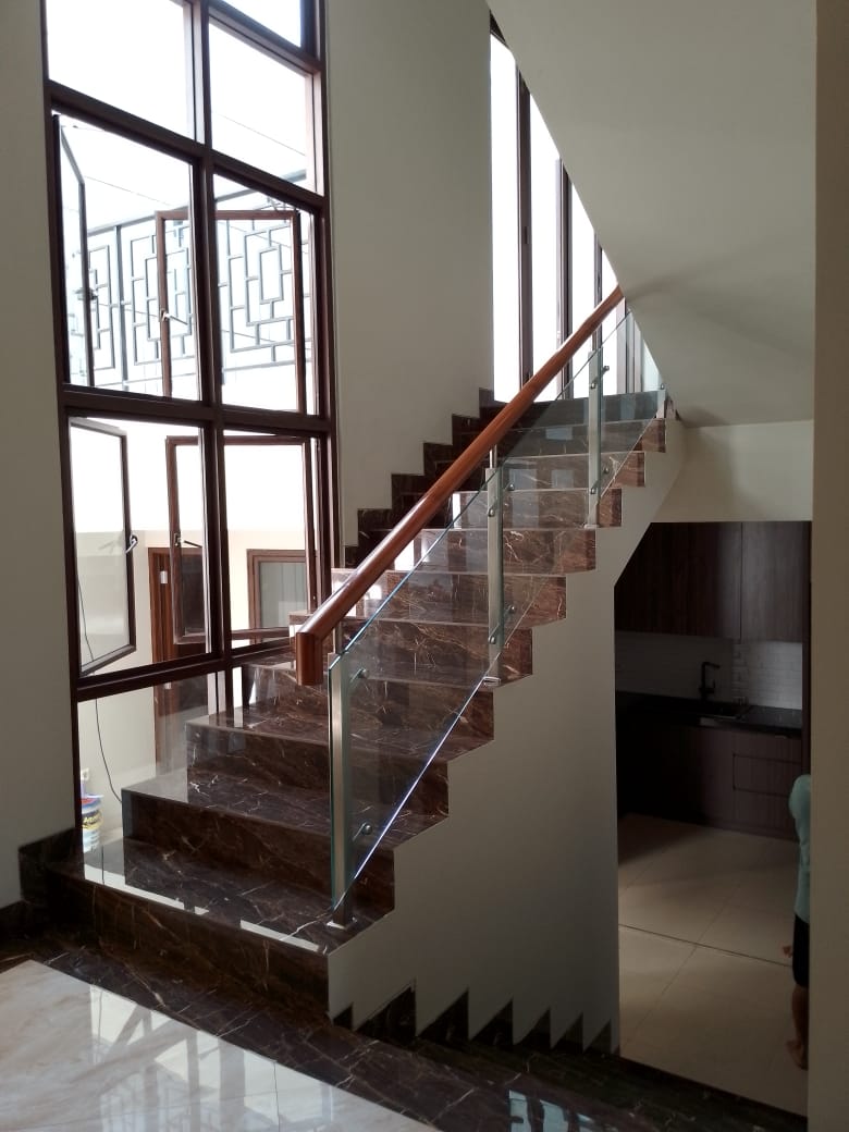 Rumah Dijual di Pesanggrahan, Brand New, 3 Lantai, Jalan Lebar, Dekat Halte Busway