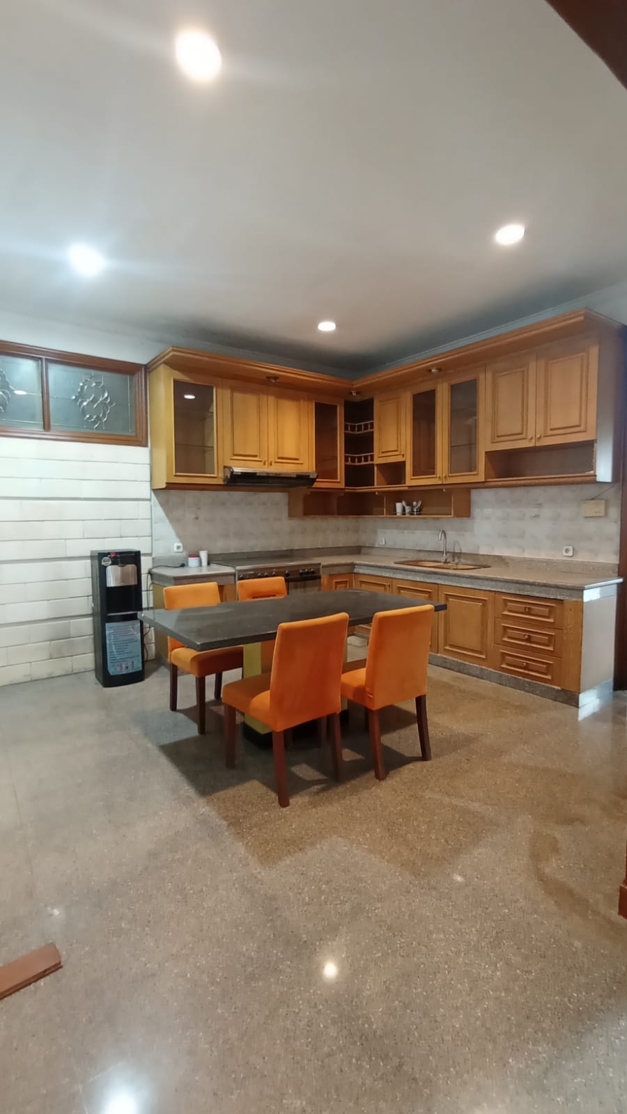 Rumah Dijual di Cinere, Lokasi Tenang, Jalan Lebar, Fully Furnished