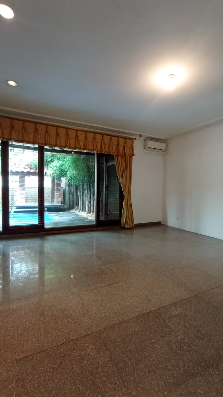 Rumah Dijual di Cinere, Lokasi Tenang, Jalan Lebar, Fully Furnished