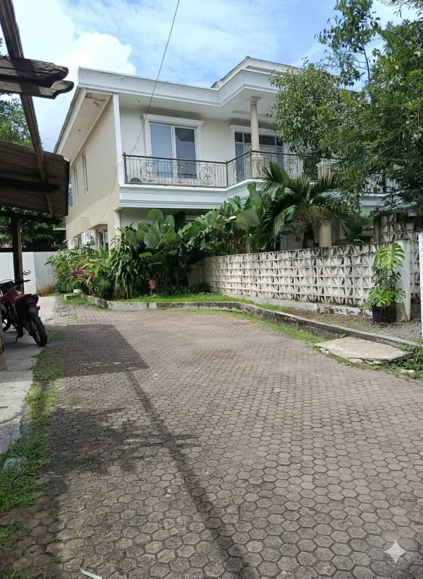 Jual Rumah Hitung Tanah di Lebak Bulus, Kondisi Layak Huni, Ada Beberapa Bangunan. Harga Bawah NJOP! 