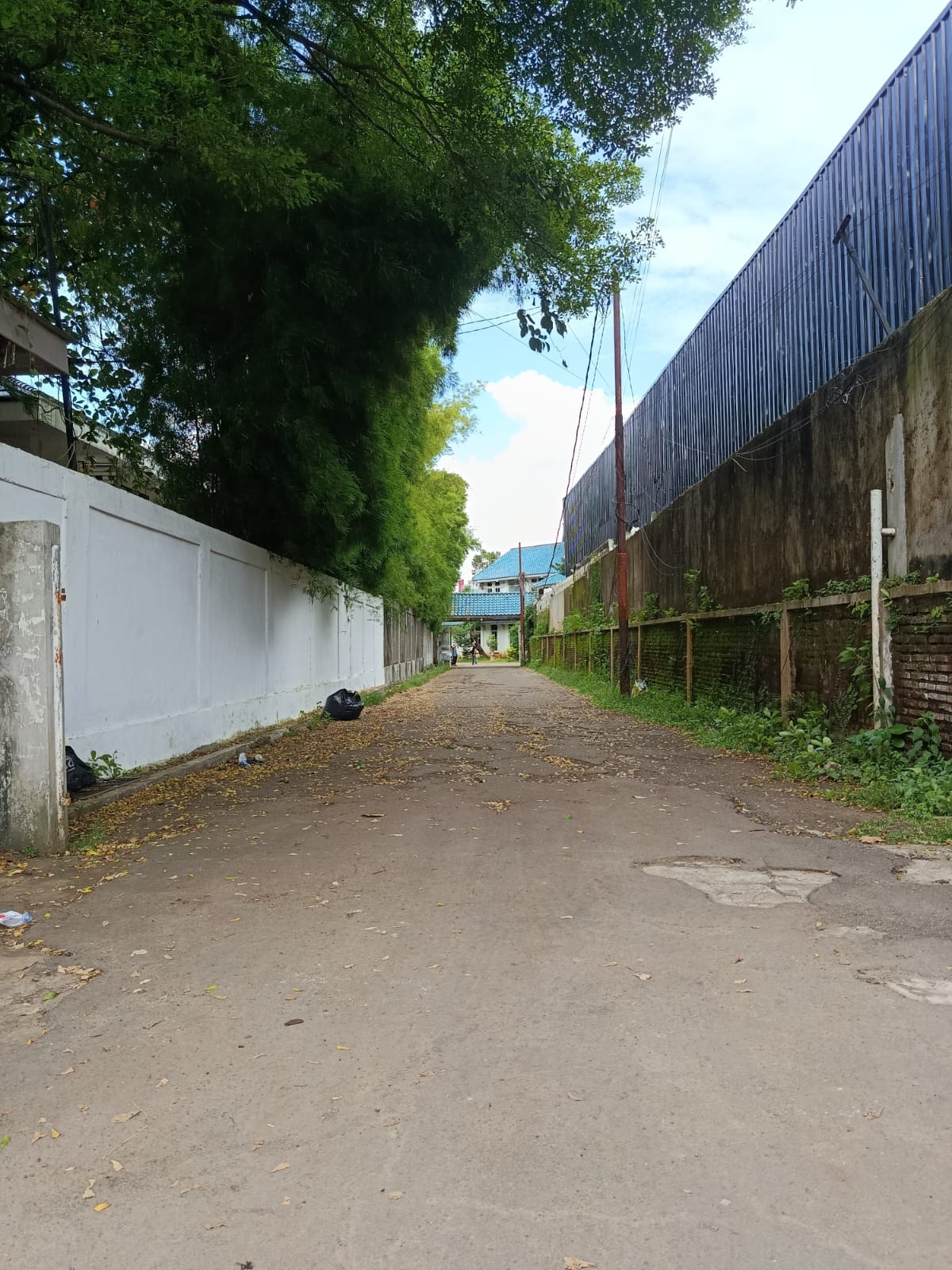 Jual Rumah Hitung Tanah di Lebak Bulus, Kondisi Layak Huni, Ada Beberapa Bangunan. Harga Bawah NJOP! 