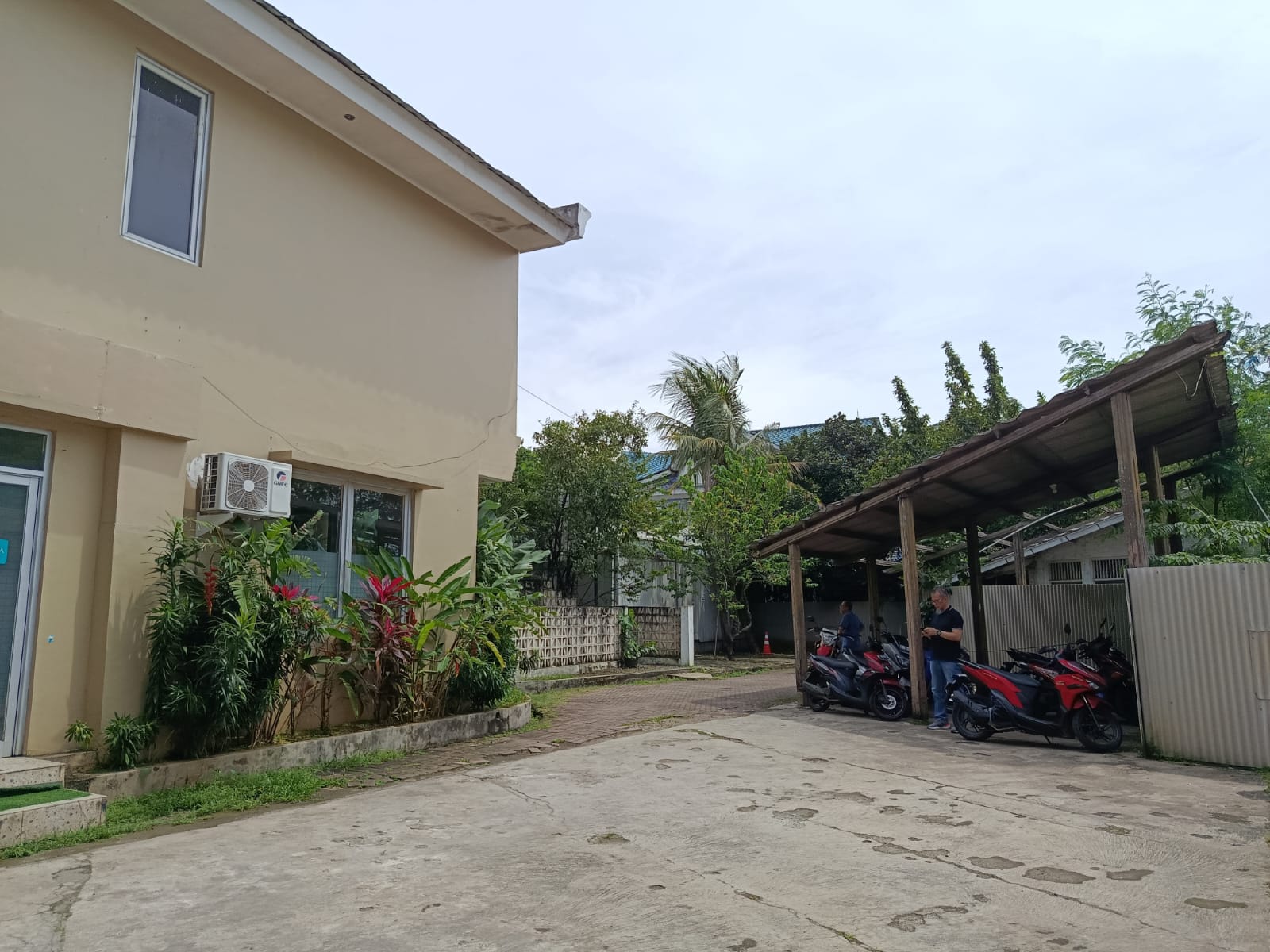 Jual Rumah Hitung Tanah di Lebak Bulus, Kondisi Layak Huni, Ada Beberapa Bangunan. Harga Bawah NJOP! 