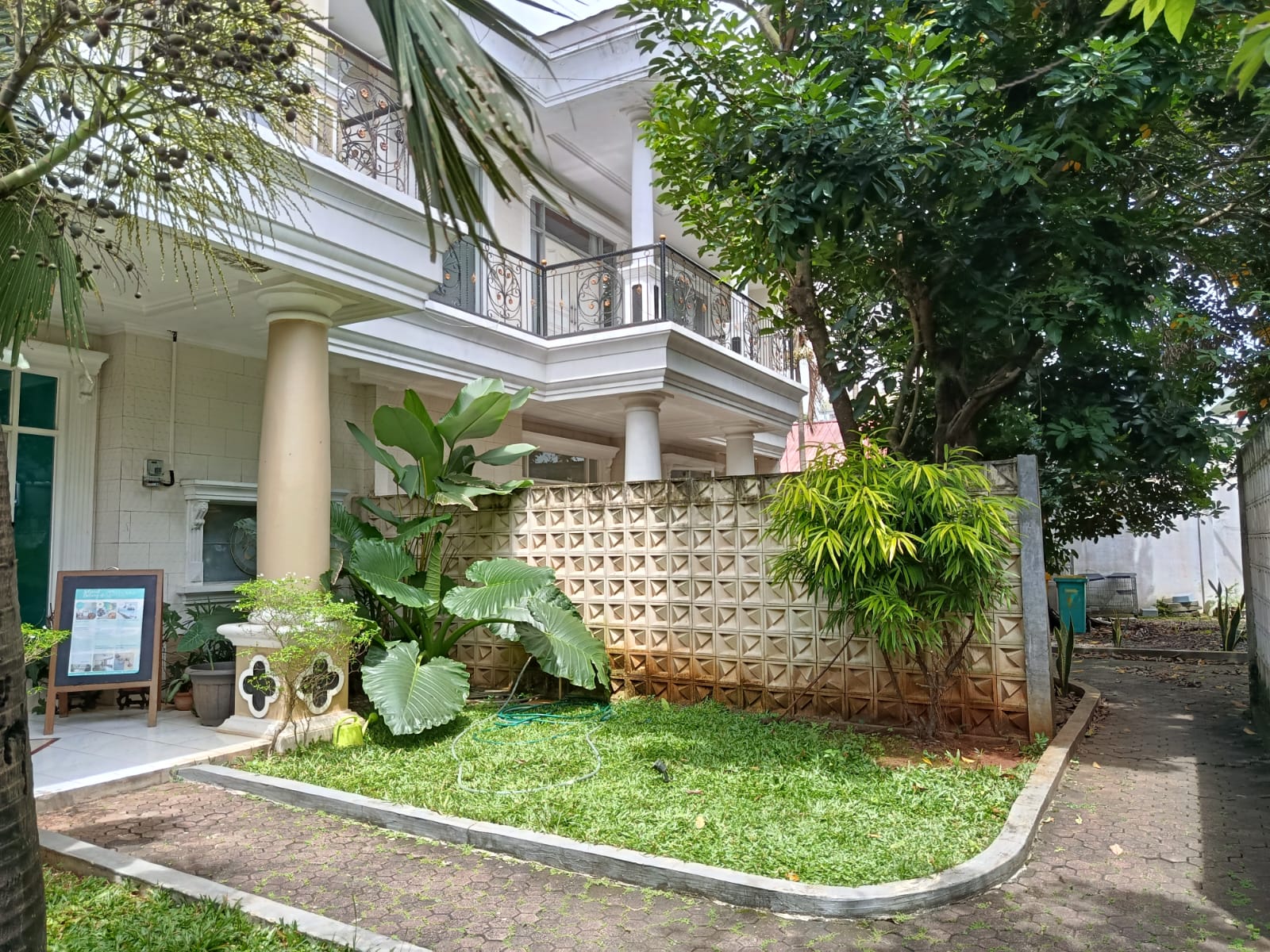 Jual Rumah Hitung Tanah di Lebak Bulus, Kondisi Layak Huni, Ada Beberapa Bangunan. Harga Bawah NJOP! 