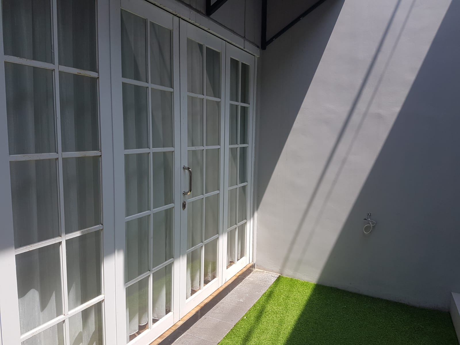 Rumah 2 Lantai Semi Furnished Lokasi strategis dekat ke Tol TB Simatupang & Stasiun Pasar Minggu
