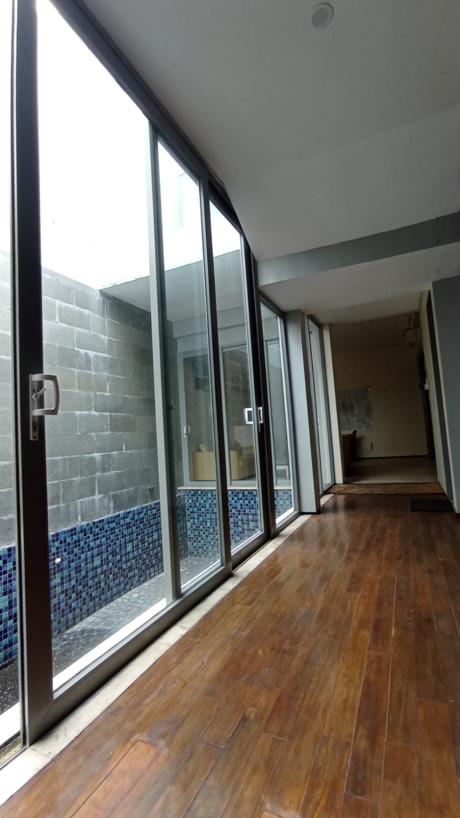 Rumah Bisa Kantor di Pinggir Jalan Raya Permata Hijau, Ada Pool, Basement, Gudang dan Rooftop