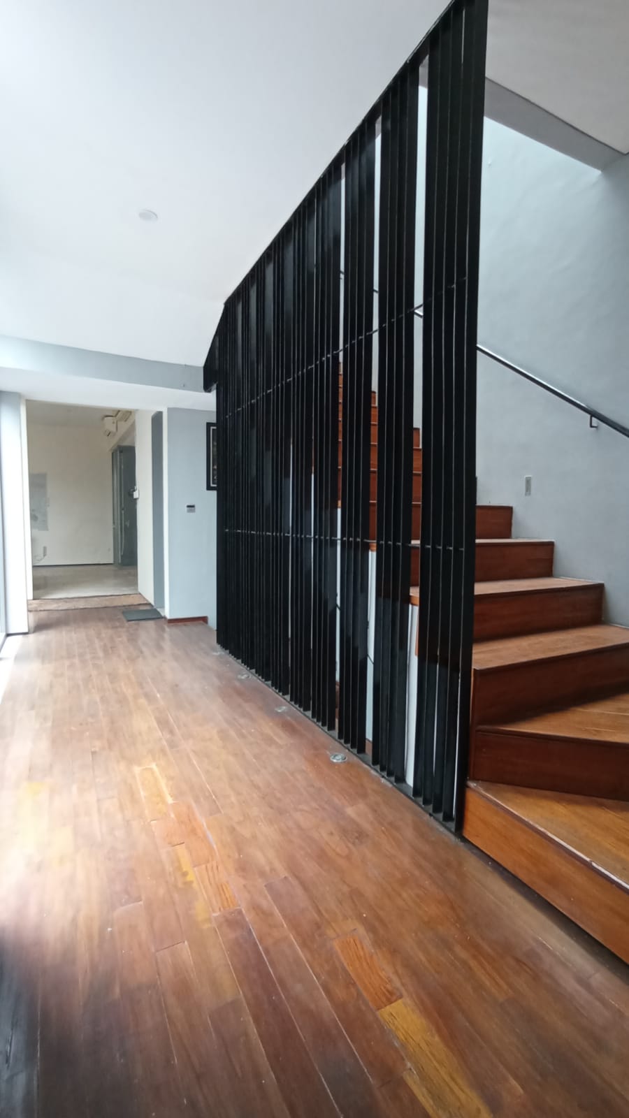 Rumah Bisa Kantor di Pinggir Jalan Raya Permata Hijau, Ada Pool, Basement, Gudang dan Rooftop