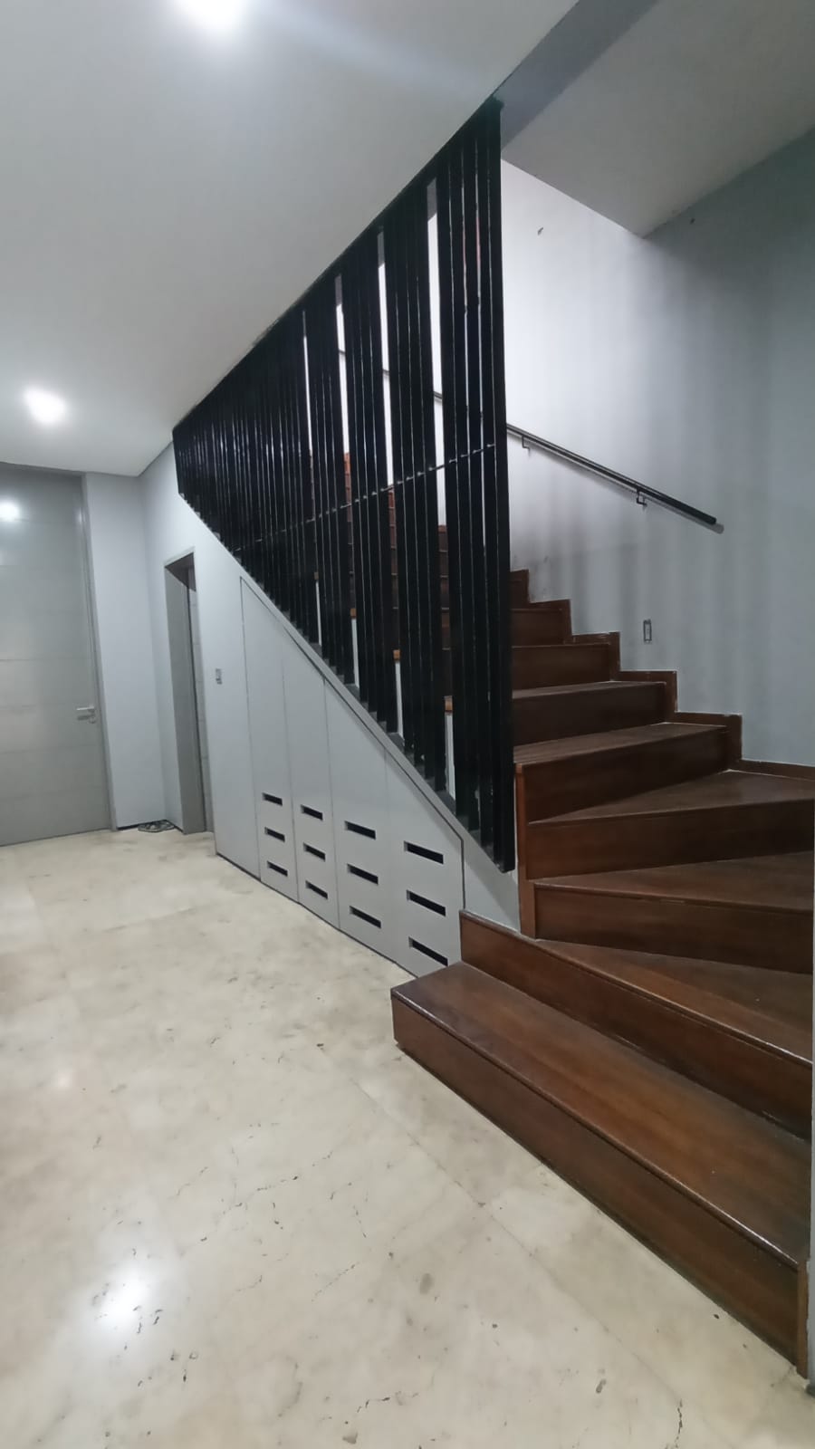 Rumah Bisa Kantor di Pinggir Jalan Raya Permata Hijau, Ada Pool, Basement, Gudang dan Rooftop