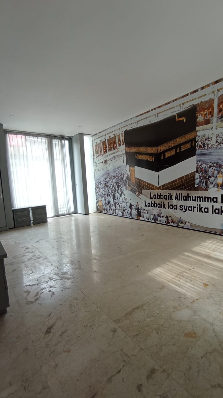 Rumah Bisa Kantor di Pinggir Jalan Raya Permata Hijau, Ada Pool, Basement, Gudang dan Rooftop