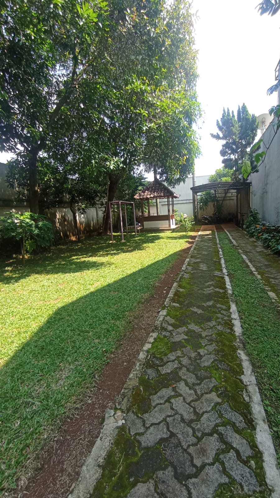 Jual Rumah di Cempaka Putih Ciputat, Cocok Rumah Tinggal, atau Tempat Usaha. Semi Furnished, Ada Taman Samping