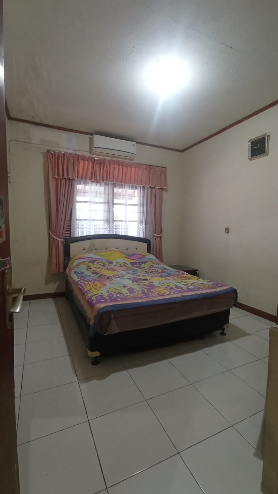 Jual Rumah di Cempaka Putih Ciputat, Cocok Rumah Tinggal, atau Tempat Usaha. Semi Furnished, Ada Taman Samping