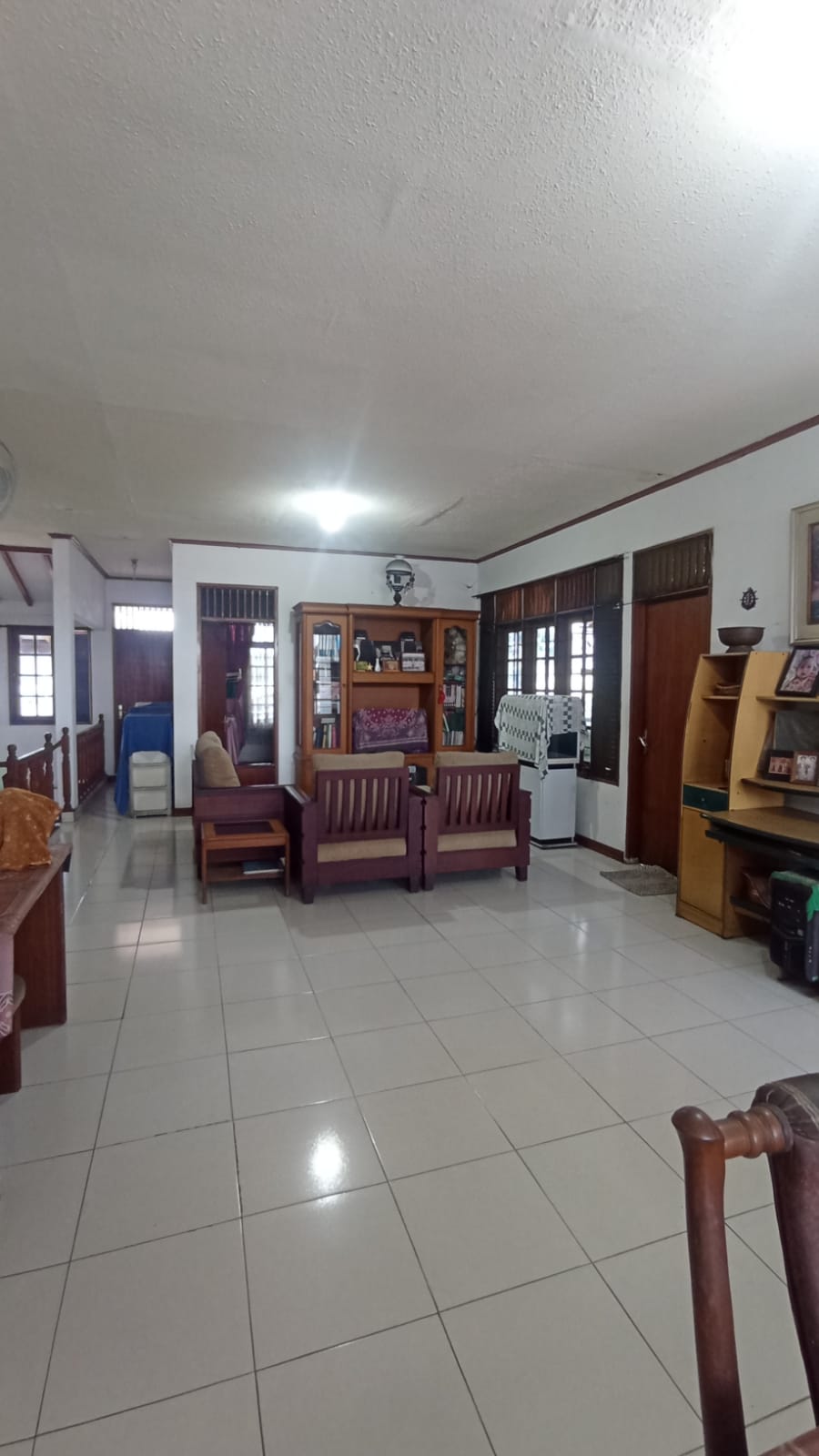 Jual Rumah di Cempaka Putih Ciputat, Cocok Rumah Tinggal, atau Tempat Usaha. Semi Furnished, Ada Taman Samping