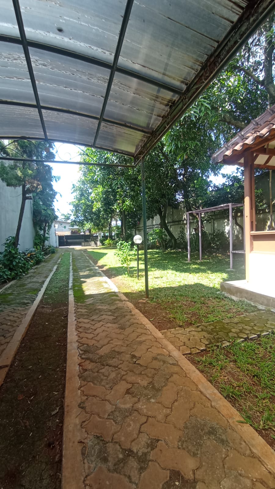 Jual Rumah di Cempaka Putih Ciputat, Cocok Rumah Tinggal, atau Tempat Usaha. Semi Furnished, Ada Taman Samping