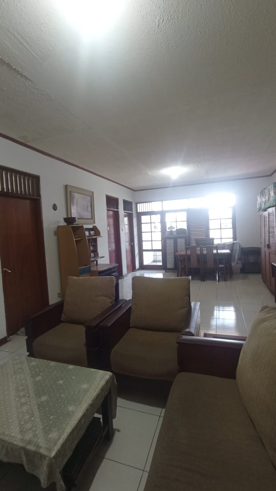 Jual Rumah di Cempaka Putih Ciputat, Cocok Rumah Tinggal, atau Tempat Usaha. Semi Furnished, Ada Taman Samping