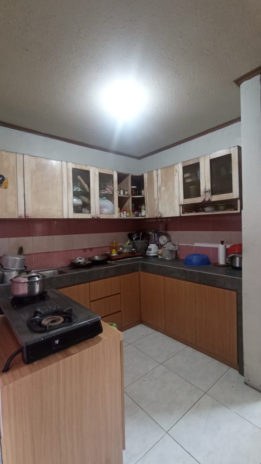 Jual Rumah di Cempaka Putih Ciputat, Cocok Rumah Tinggal, atau Tempat Usaha. Semi Furnished, Ada Taman Samping