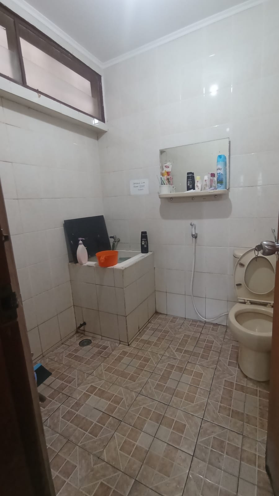 Jual Rumah di Cempaka Putih Ciputat, Cocok Rumah Tinggal, atau Tempat Usaha. Semi Furnished, Ada Taman Samping