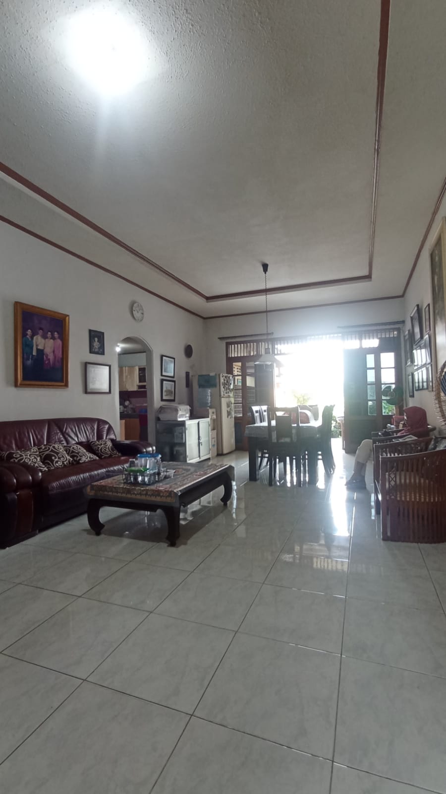 Jual Rumah di Cempaka Putih Ciputat, Cocok Rumah Tinggal, atau Tempat Usaha. Semi Furnished, Ada Taman Samping