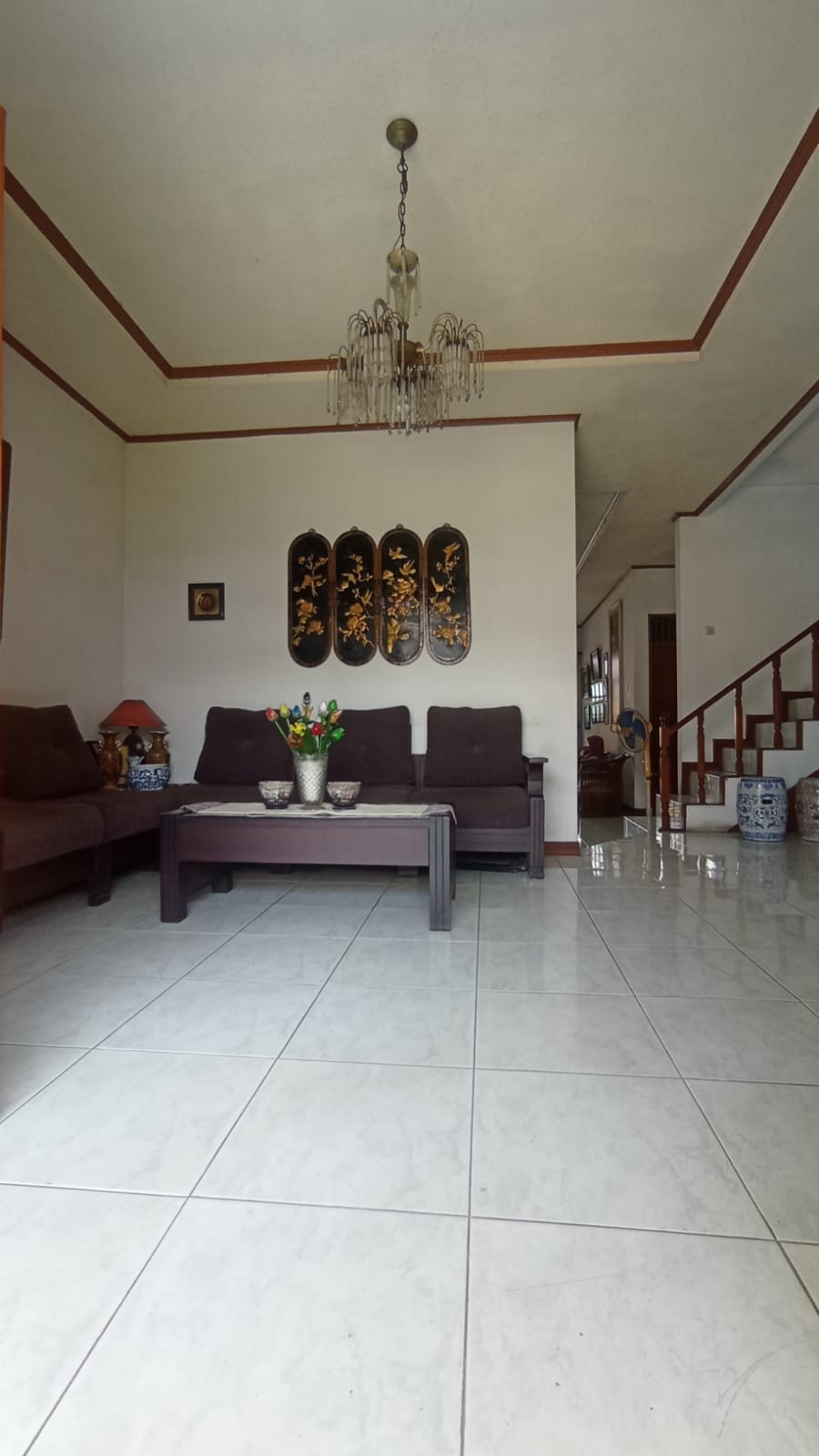 Jual Rumah di Cempaka Putih Ciputat, Cocok Rumah Tinggal, atau Tempat Usaha. Semi Furnished, Ada Taman Samping
