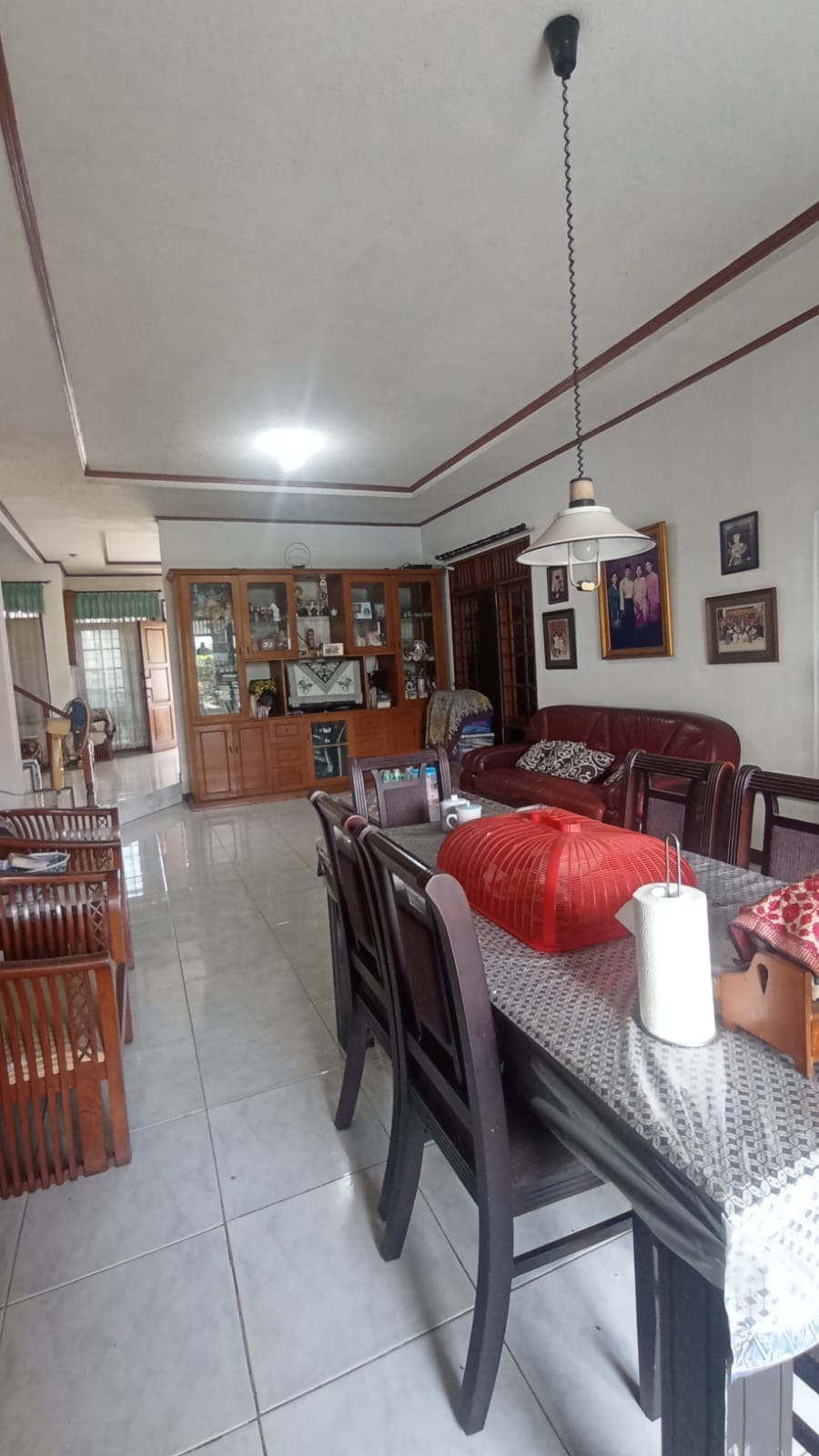 Jual Rumah di Cempaka Putih Ciputat, Cocok Rumah Tinggal, atau Tempat Usaha. Semi Furnished, Ada Taman Samping