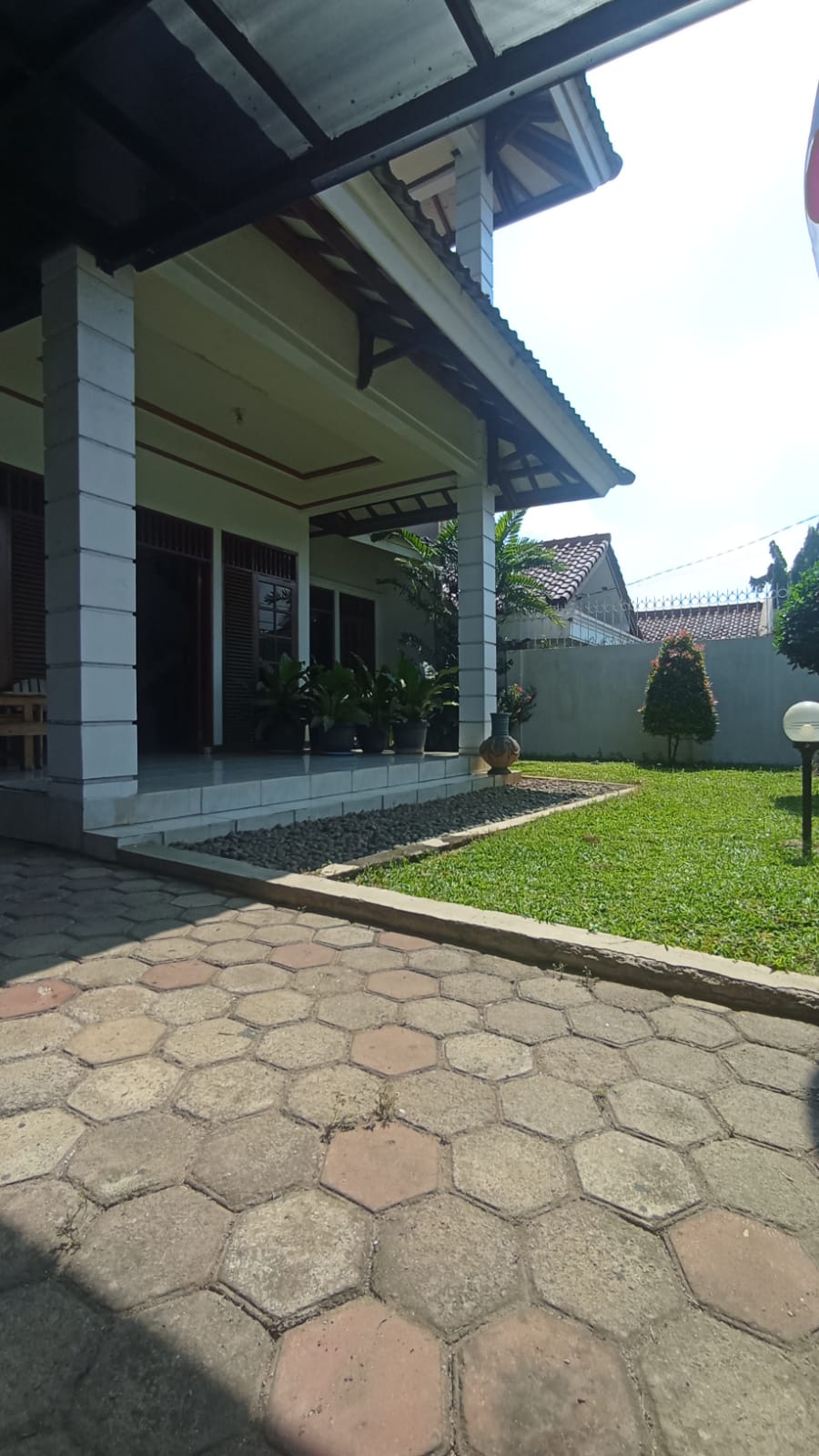 Jual Rumah di Cempaka Putih Ciputat, Cocok Rumah Tinggal, atau Tempat Usaha. Semi Furnished, Ada Taman Samping