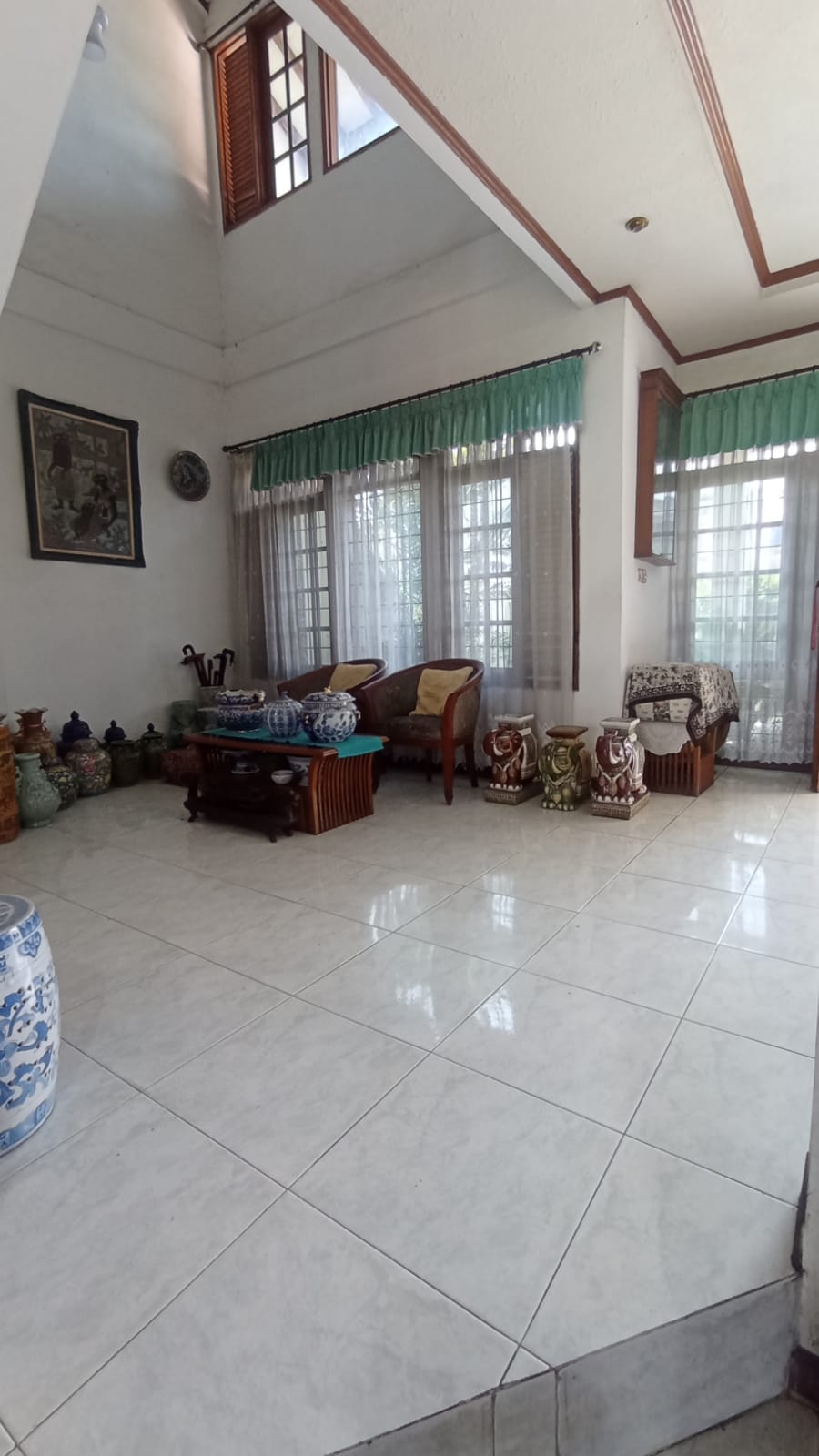 Jual Rumah di Cempaka Putih Ciputat, Cocok Rumah Tinggal, atau Tempat Usaha. Semi Furnished, Ada Taman Samping