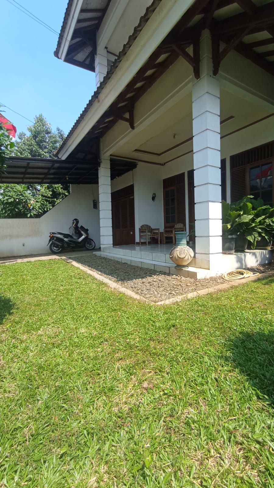 Jual Rumah di Cempaka Putih Ciputat, Cocok Rumah Tinggal, atau Tempat Usaha. Semi Furnished, Ada Taman Samping
