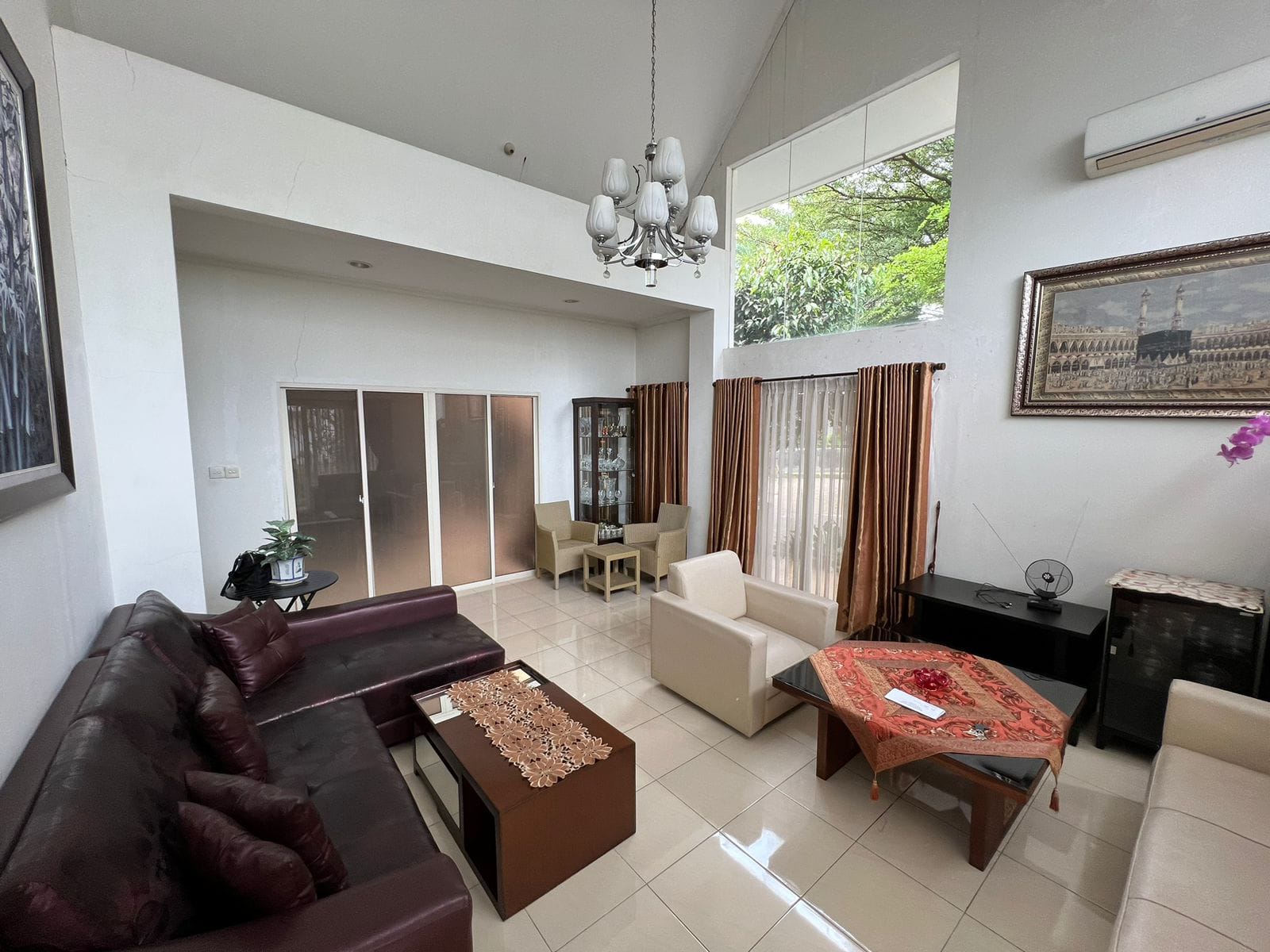 Rumah 1 Lantai di Rancamaya Golf Estate, Sudah Renovasi, Lokasi Hoek, Ada Taman, Terawat