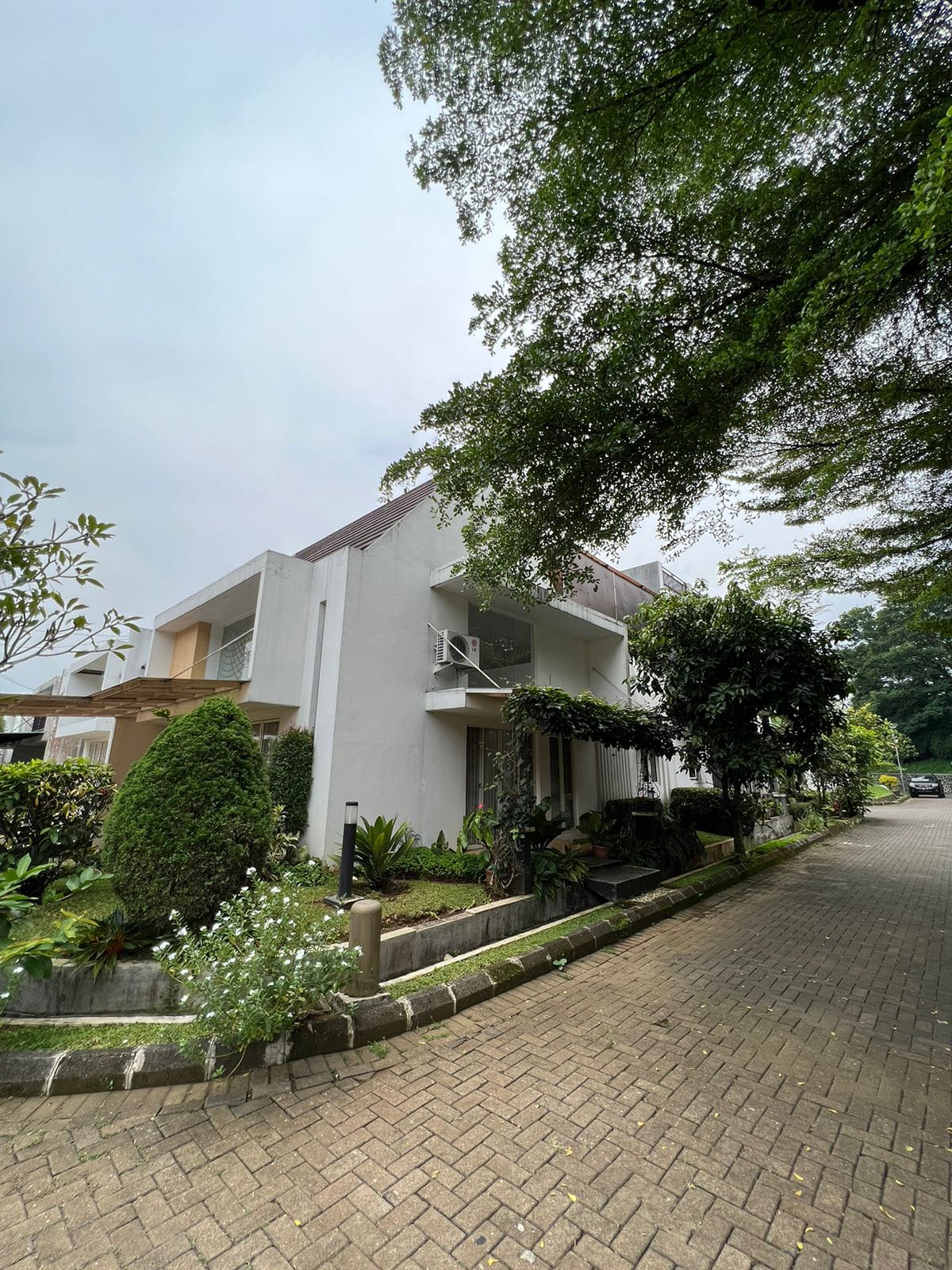 Rumah 1 Lantai di Rancamaya Golf Estate, Sudah Renovasi, Lokasi Hoek, Ada Taman, Terawat