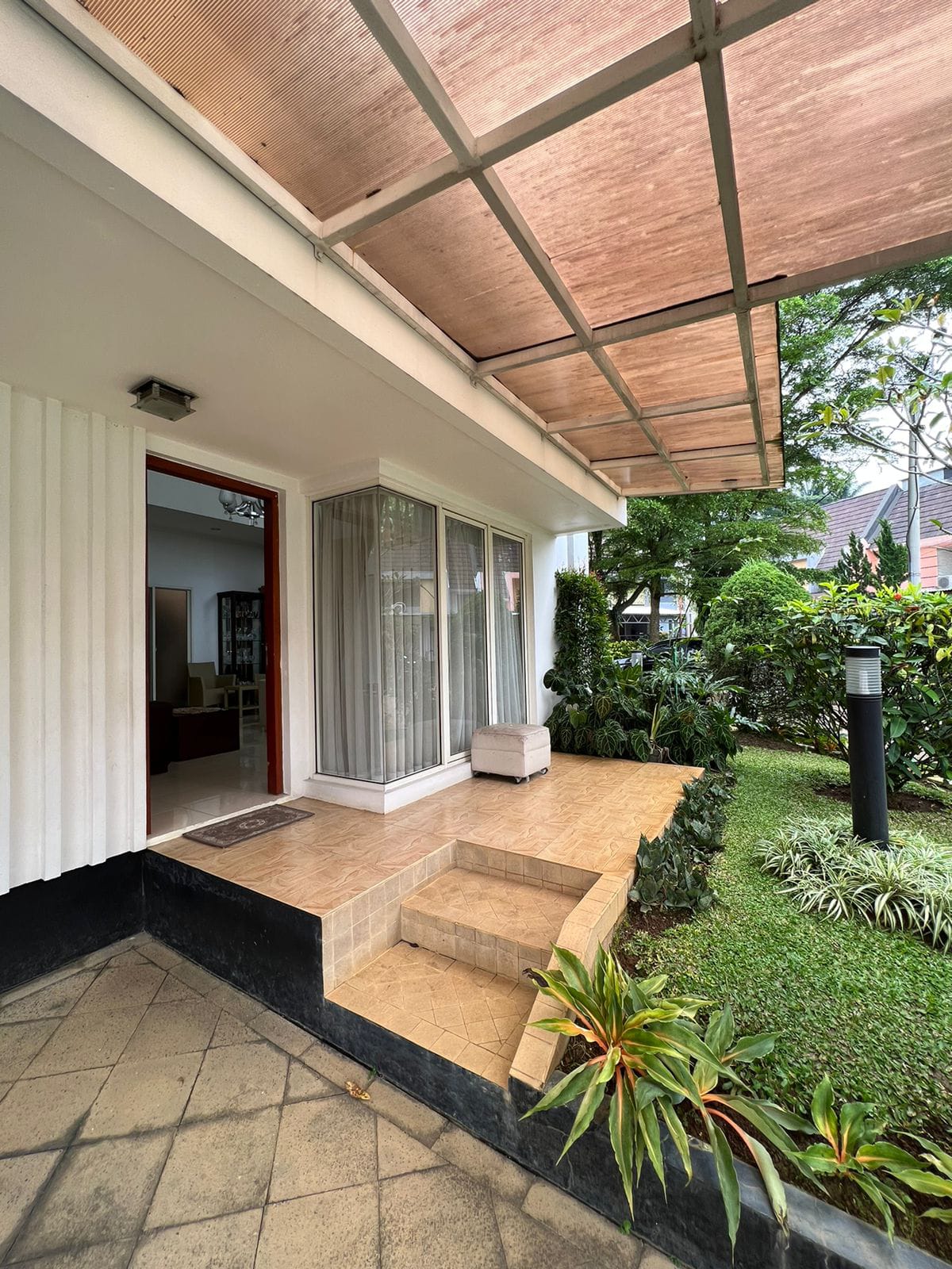 Rumah 1 Lantai di Rancamaya Golf Estate, Sudah Renovasi, Lokasi Hoek, Ada Taman, Terawat