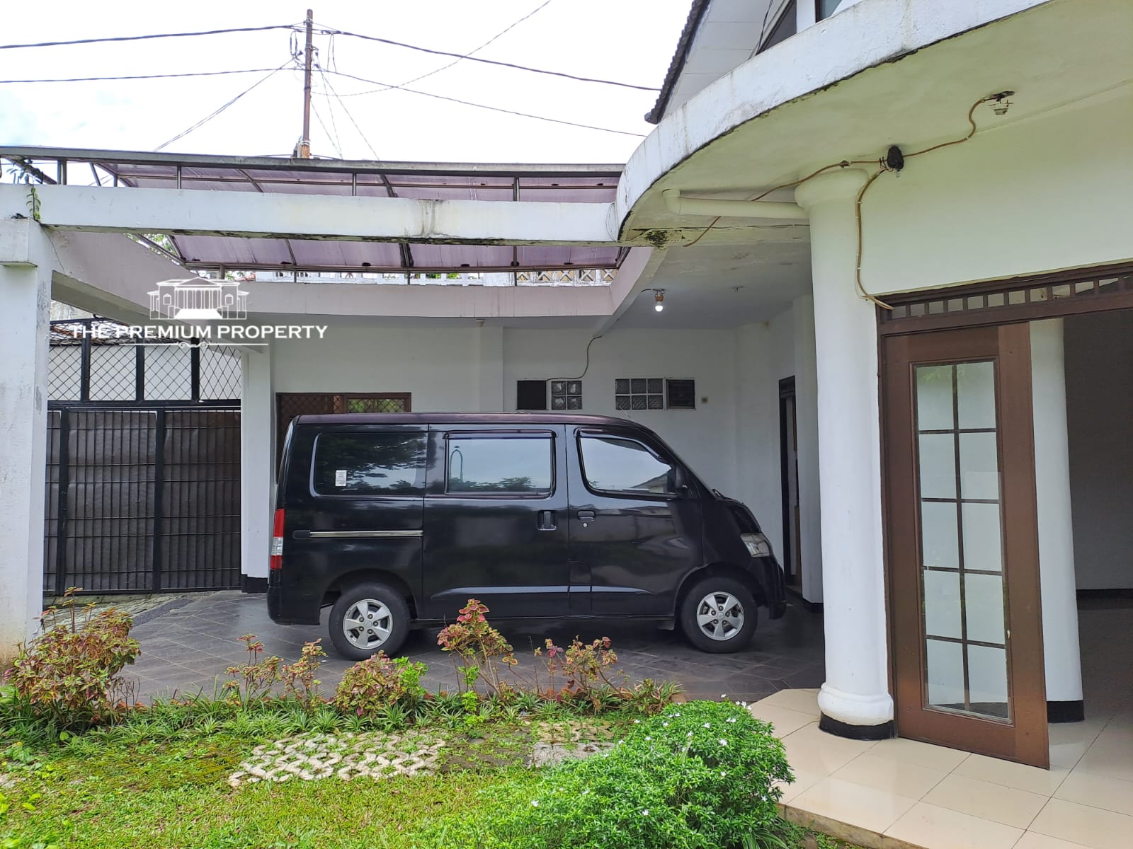 Rumah Dalam Komplek di Tanjung Barat, Rumah Terawat, Lokasi di Pojok, Parkir Luas