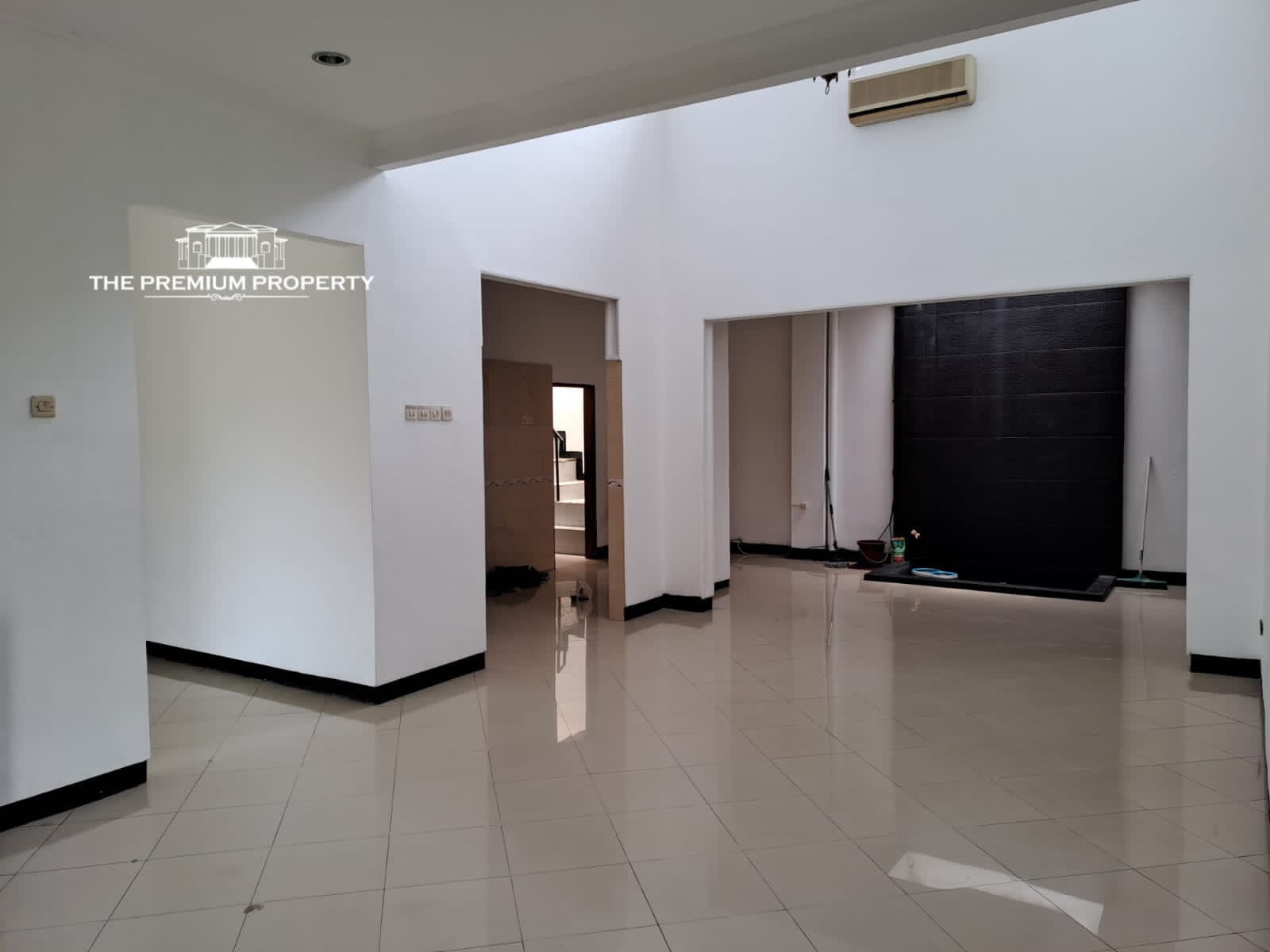 Rumah Dalam Komplek di Tanjung Barat, Rumah Terawat, Lokasi di Pojok, Parkir Luas