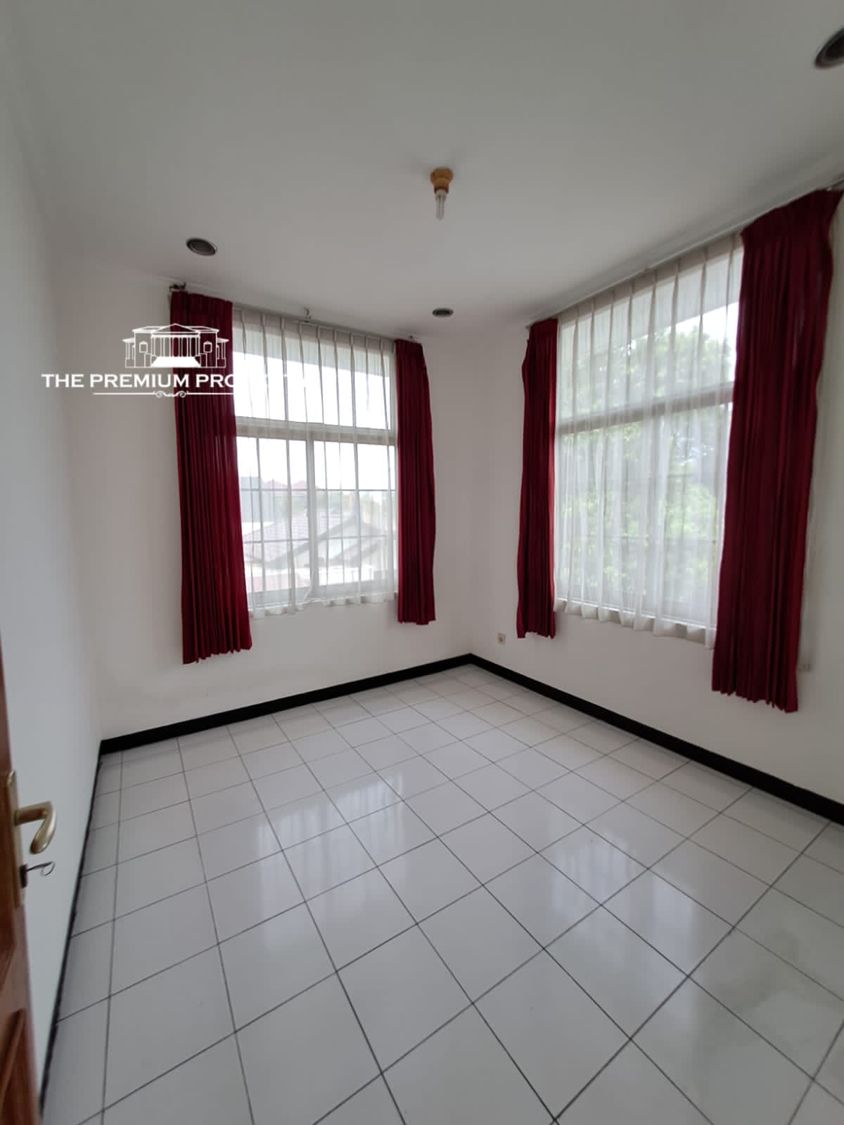 Rumah Dalam Komplek di Tanjung Barat, Rumah Terawat, Lokasi di Pojok, Parkir Luas