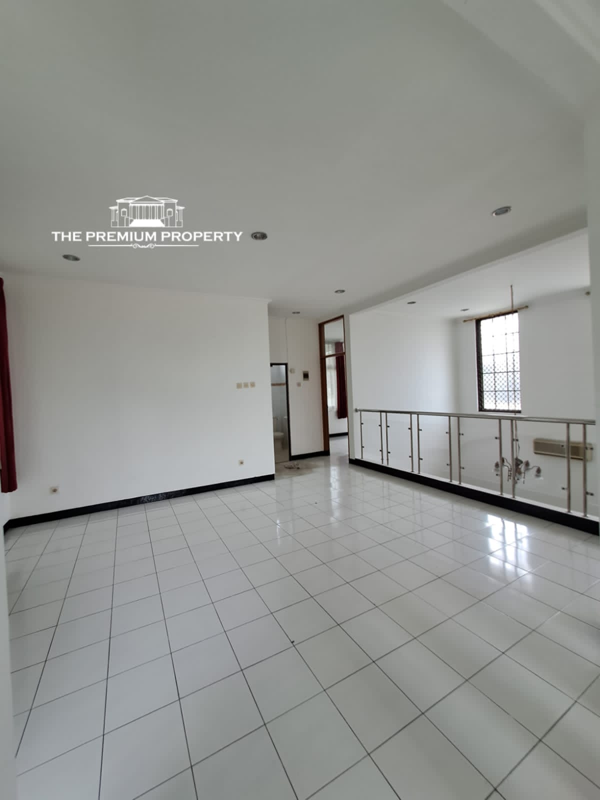 Rumah Dalam Komplek di Tanjung Barat, Rumah Terawat, Lokasi di Pojok, Parkir Luas