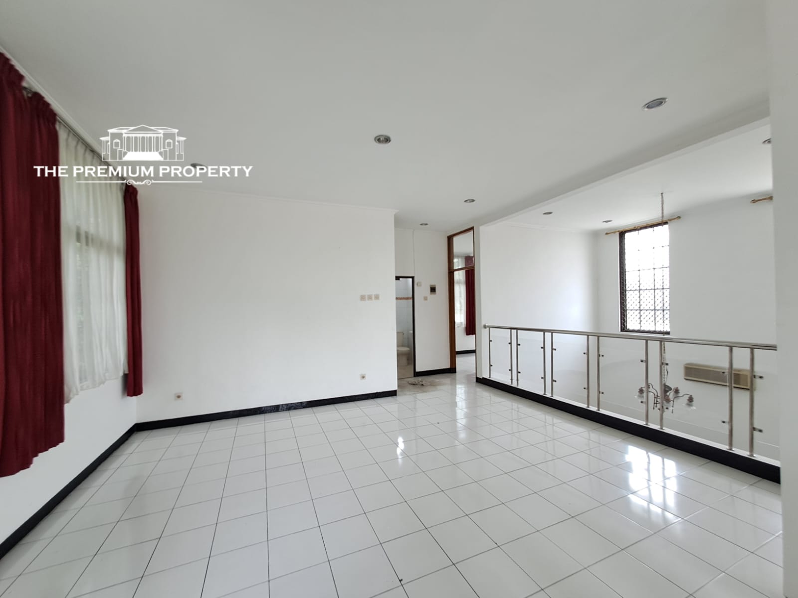 Rumah Dalam Komplek di Tanjung Barat, Rumah Terawat, Lokasi di Pojok, Parkir Luas