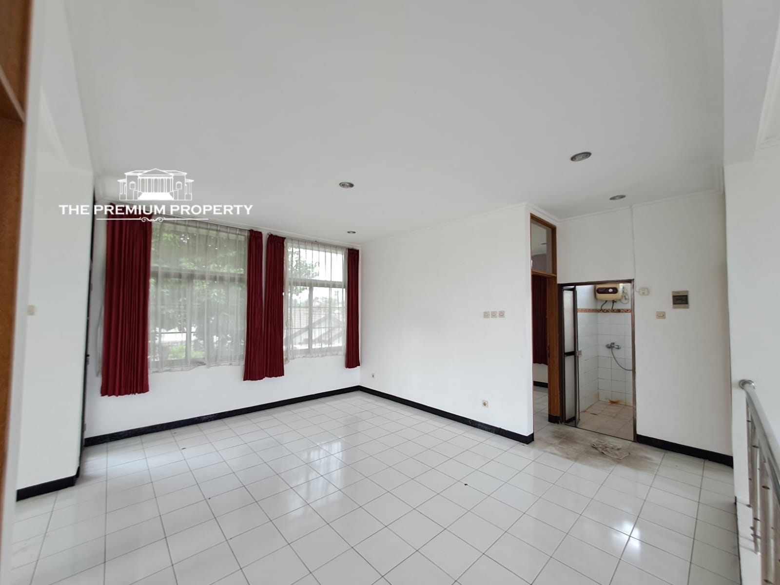 Rumah Dalam Komplek di Tanjung Barat, Rumah Terawat, Lokasi di Pojok, Parkir Luas