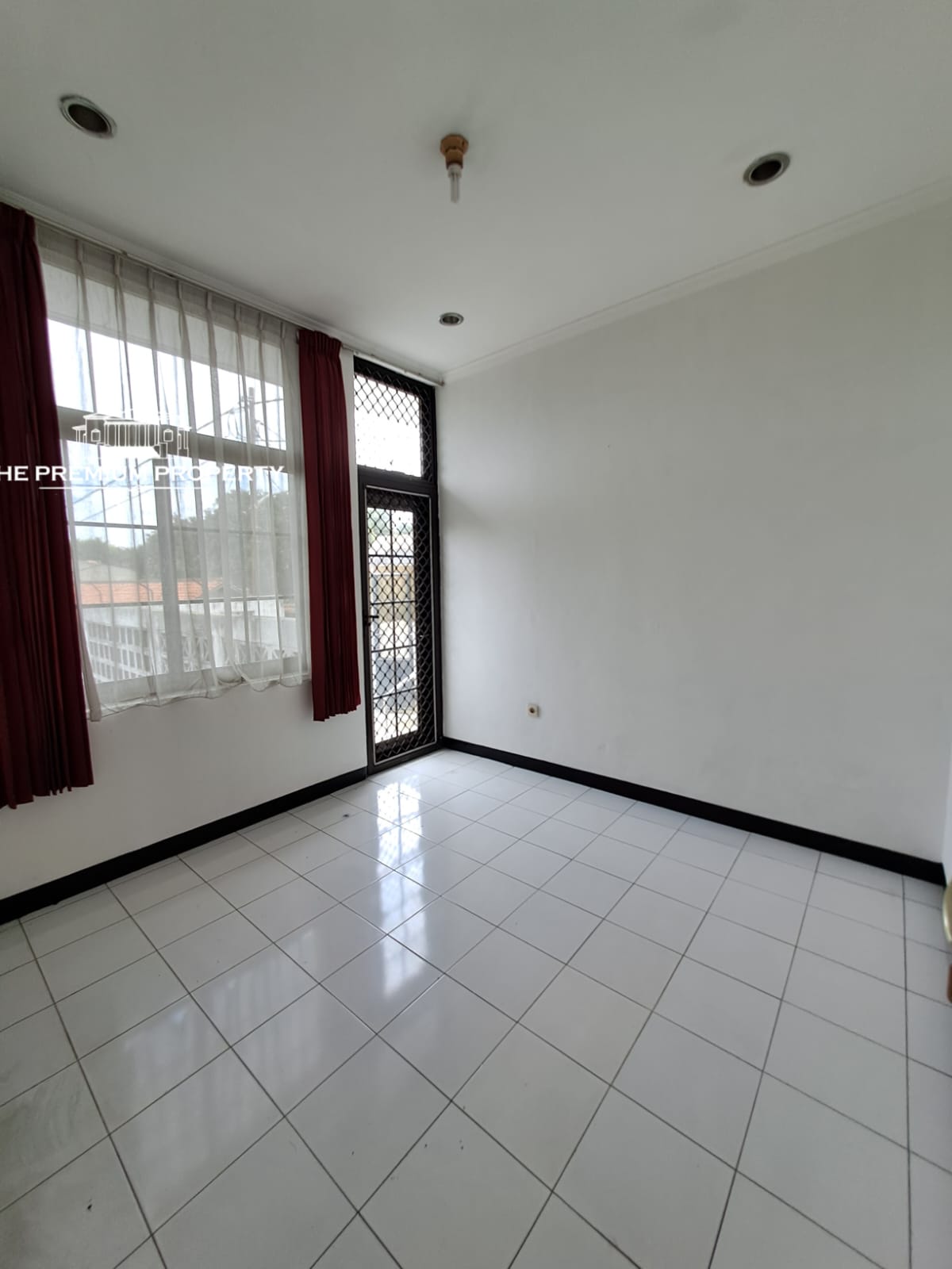 Rumah Dalam Komplek di Tanjung Barat, Rumah Terawat, Lokasi di Pojok, Parkir Luas