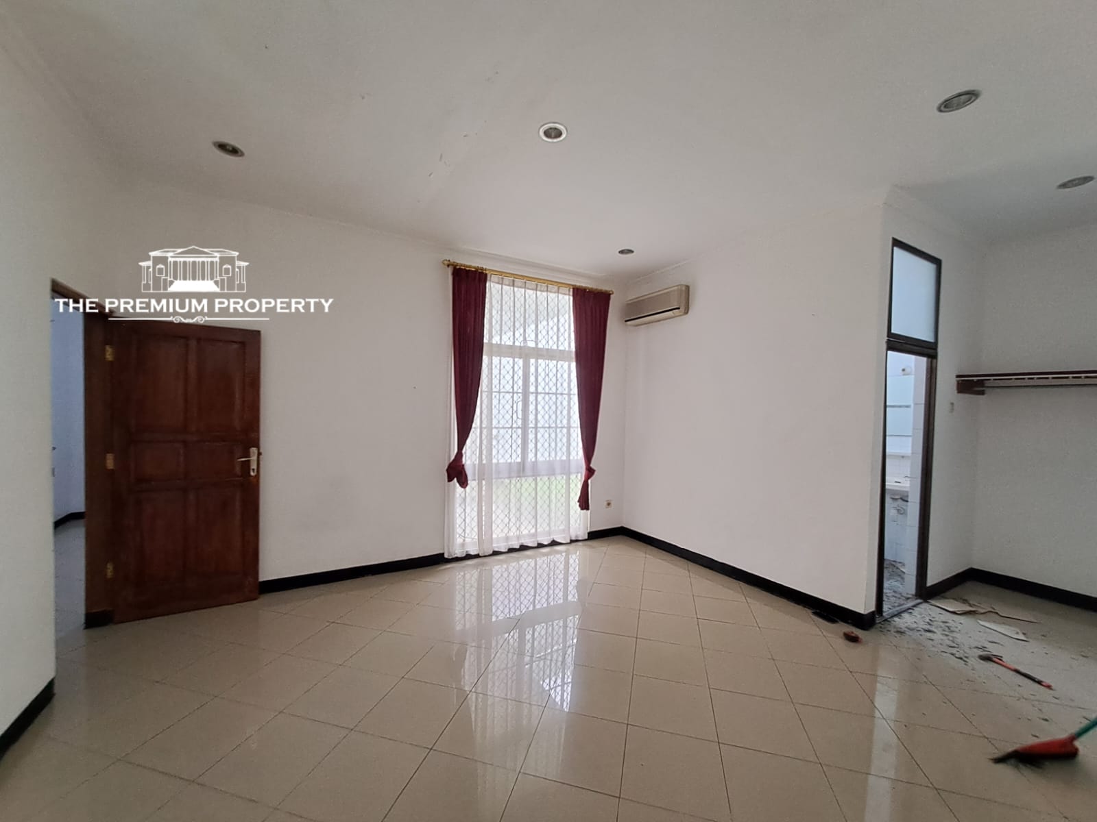 Rumah Dalam Komplek di Tanjung Barat, Rumah Terawat, Lokasi di Pojok, Parkir Luas