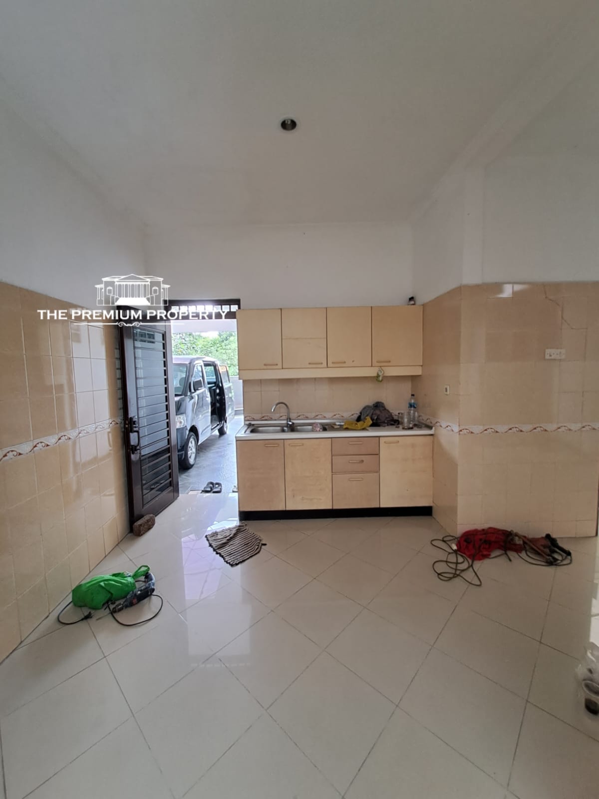 Rumah Dalam Komplek di Tanjung Barat, Rumah Terawat, Lokasi di Pojok, Parkir Luas