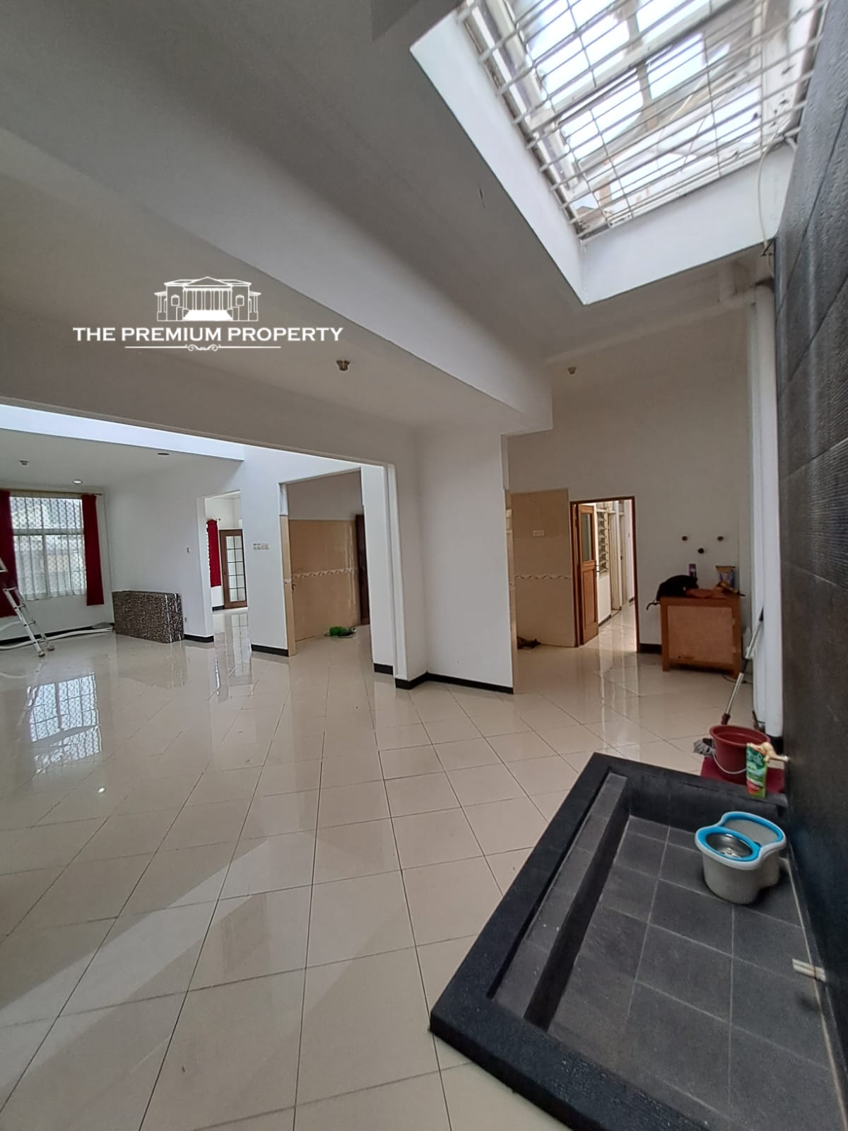 Rumah Dalam Komplek di Tanjung Barat, Rumah Terawat, Lokasi di Pojok, Parkir Luas