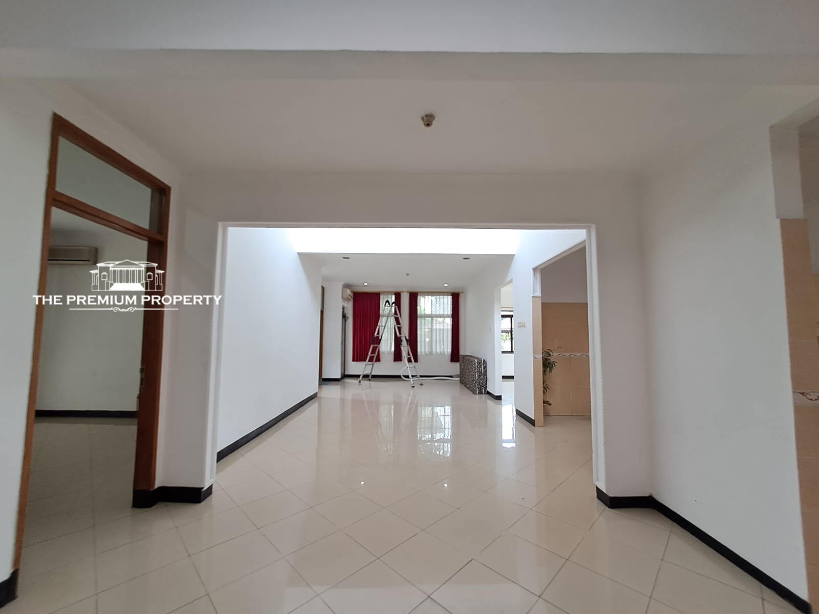 Rumah Dalam Komplek di Tanjung Barat, Rumah Terawat, Lokasi di Pojok, Parkir Luas