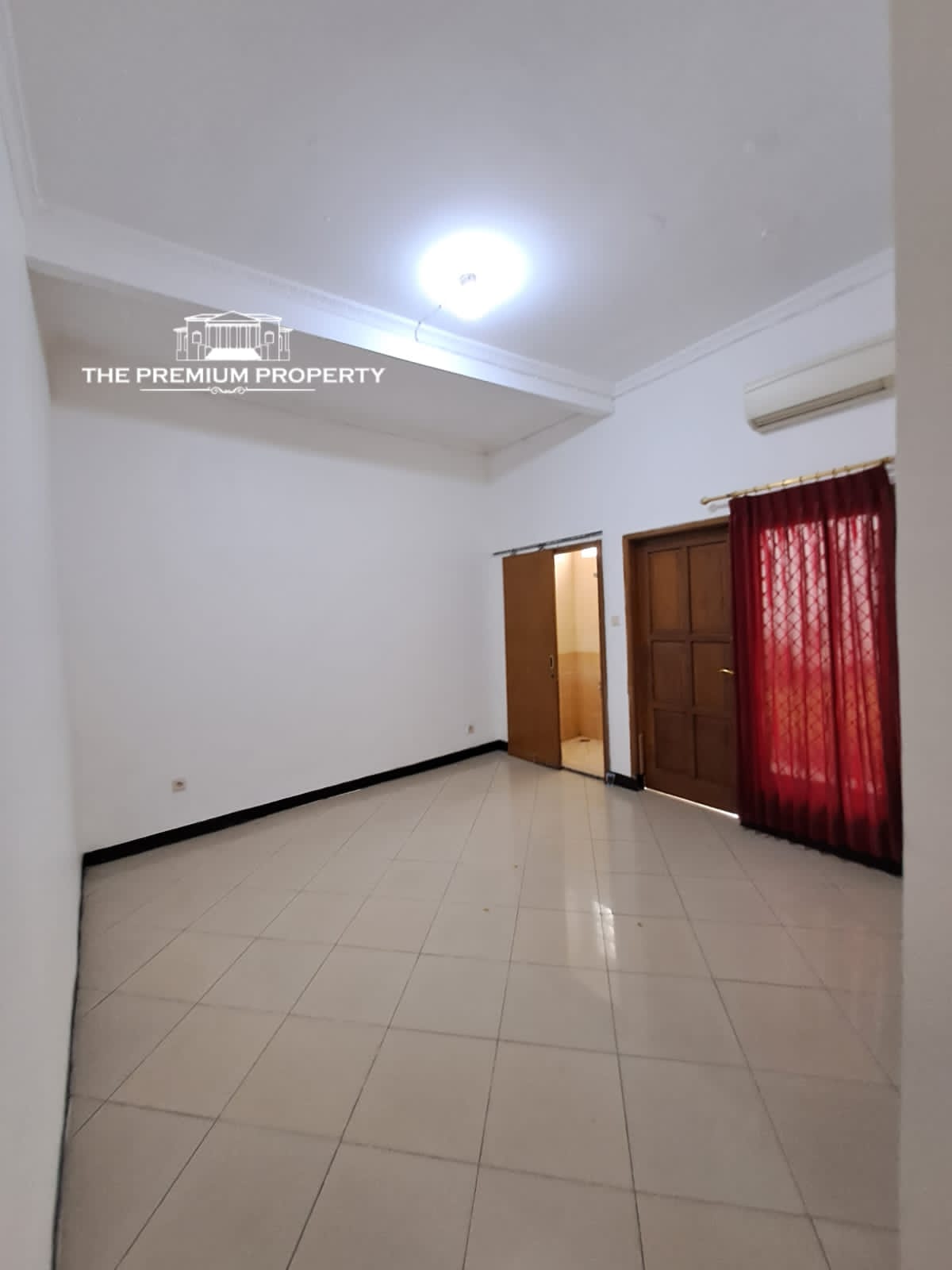 Rumah Dalam Komplek di Tanjung Barat, Rumah Terawat, Lokasi di Pojok, Parkir Luas