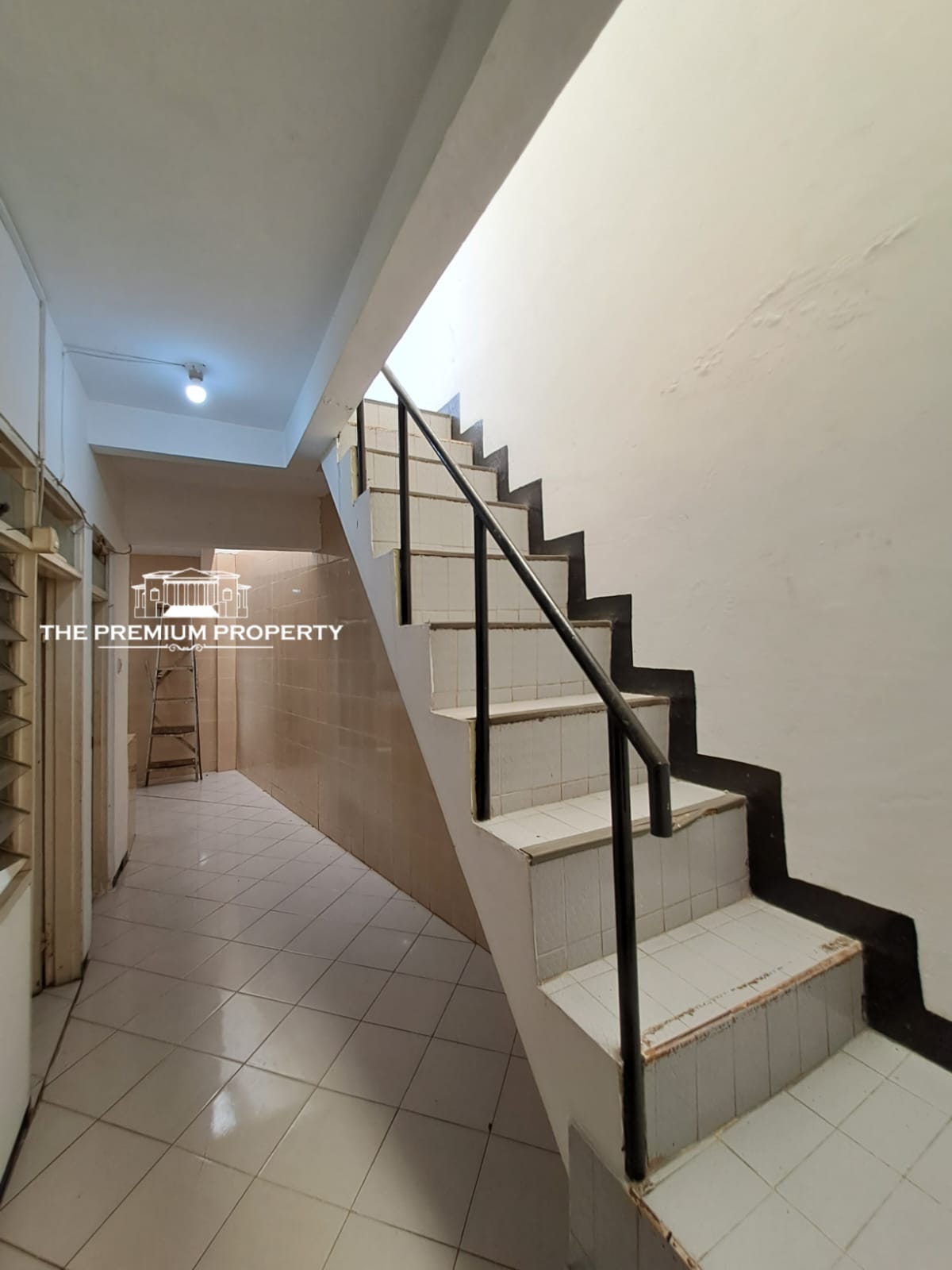 Rumah Dalam Komplek di Tanjung Barat, Rumah Terawat, Lokasi di Pojok, Parkir Luas