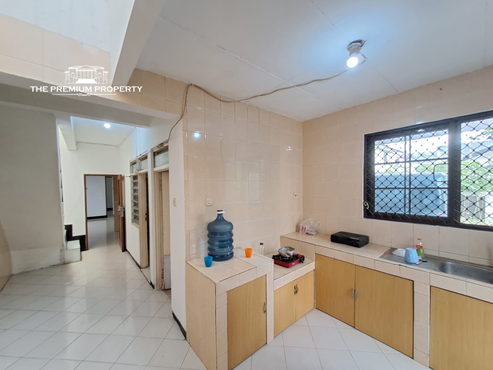 Rumah Dalam Komplek di Tanjung Barat, Rumah Terawat, Lokasi di Pojok, Parkir Luas