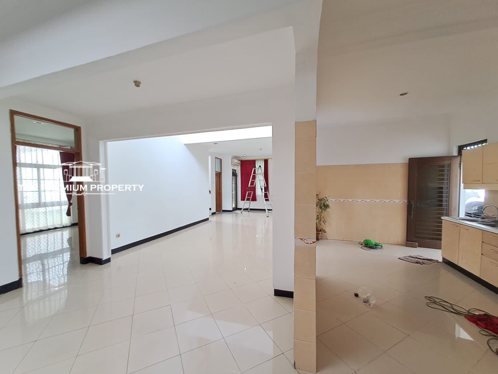 Rumah Dalam Komplek di Tanjung Barat, Rumah Terawat, Lokasi di Pojok, Parkir Luas