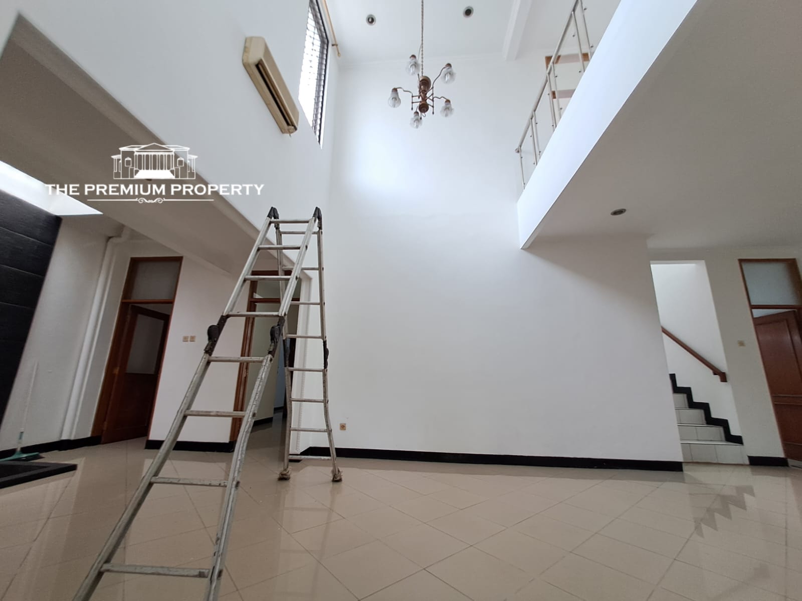 Rumah Dalam Komplek di Tanjung Barat, Rumah Terawat, Lokasi di Pojok, Parkir Luas