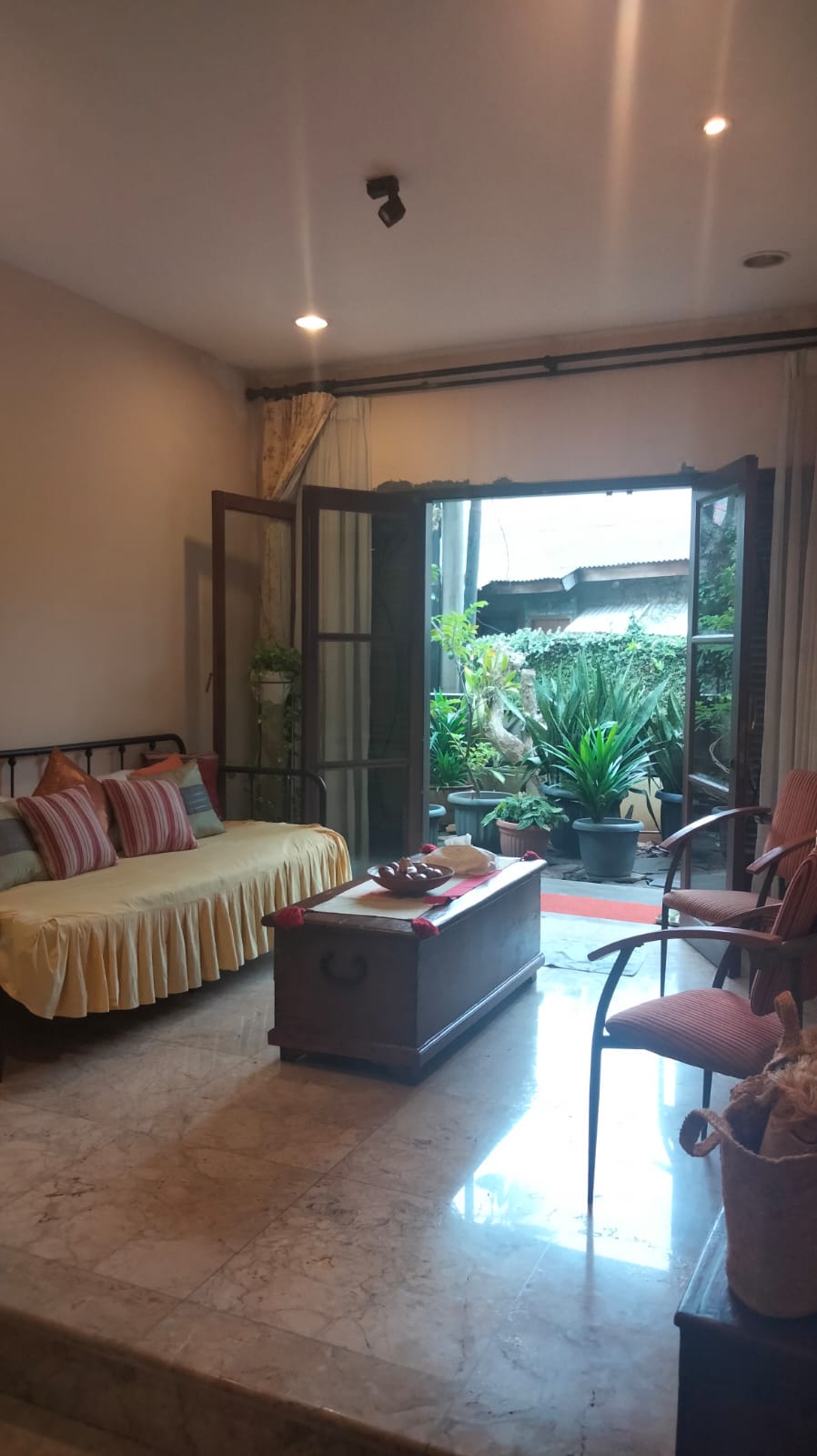 Rumah 2 Lantai Dalam Komplek di Pejaten, Design Arsitek, Lantai Marmer