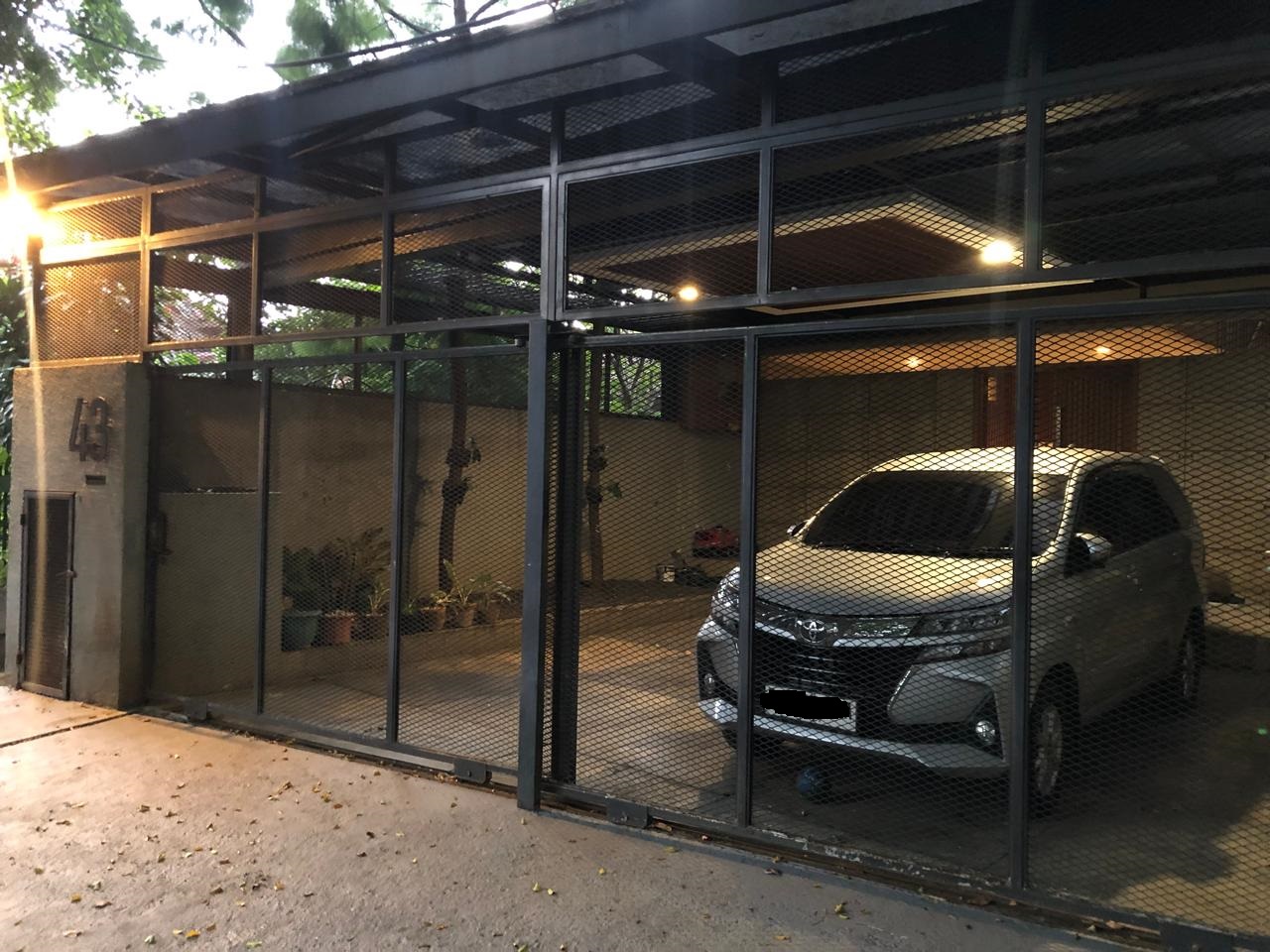 Rumah Dijual Di Pancoran, Dalam Komplek, Ada Basement dan Rooftop