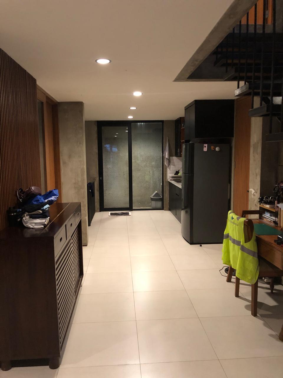 Rumah Dijual Di Pancoran, Dalam Komplek, Ada Basement dan Rooftop